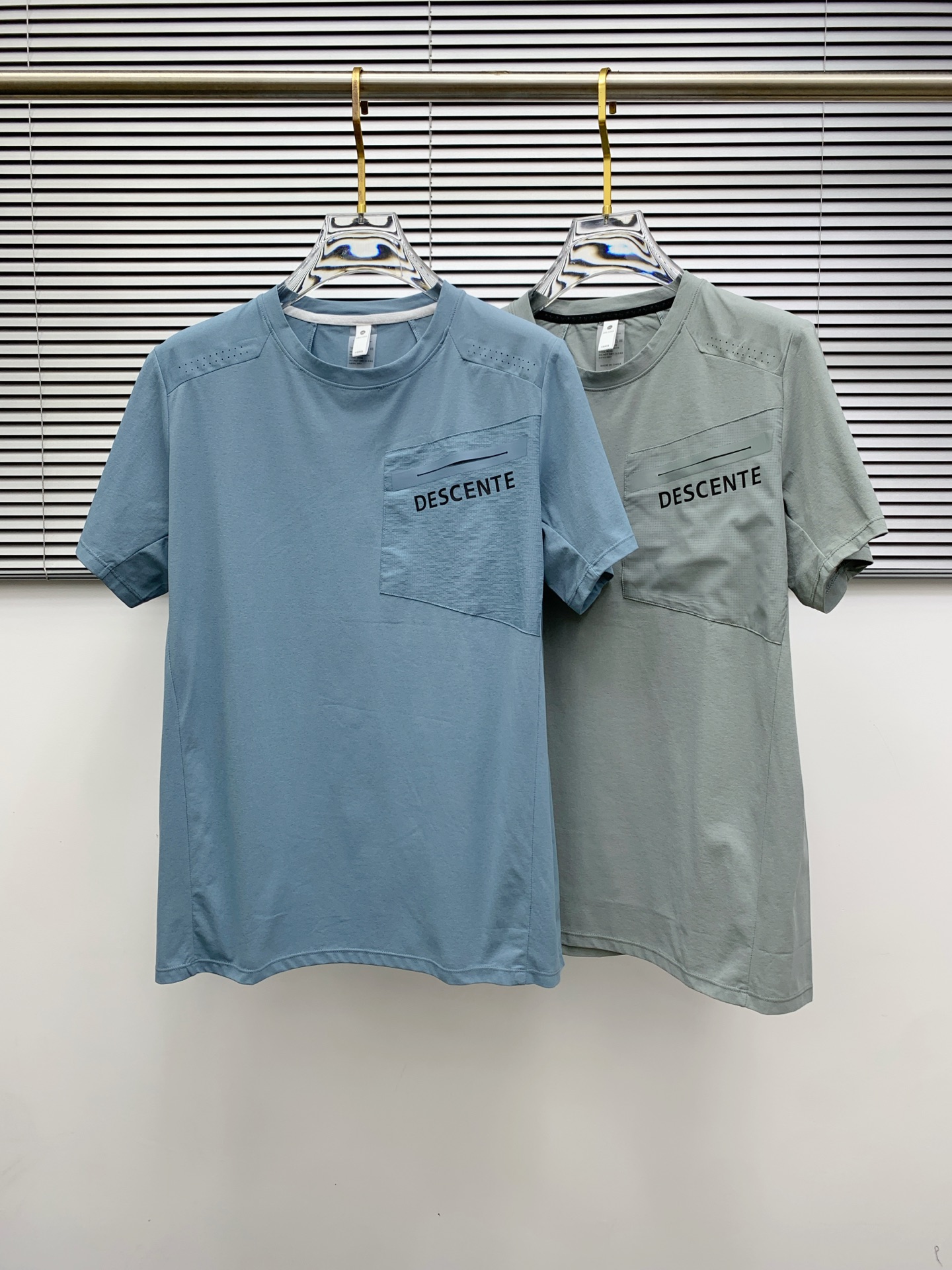 NO:468705,Ss DiSante pure cotton latest fabric classic logo pattern logo fashionable simple trendy short sleeves, the top quality counter original single short sleeves, top production craft imported fabrics, unique design of the counter model, using imported high-end customized fabrics. The official website is on sale!  Excellent fabric pattern..M-3XL, T-shirt,alexander wang19860909ss迪桑特纯棉最新面料经典标识图案logo时尚简约潮流短袖,最顶级的品质专柜原单短袖,顶级制作工艺进口面料,专柜款独特设计,采用进口高端订制面料.官网在售！面料版型超赞 码数..M-3XL,,T-shirt,alexander wang,Men's clothing