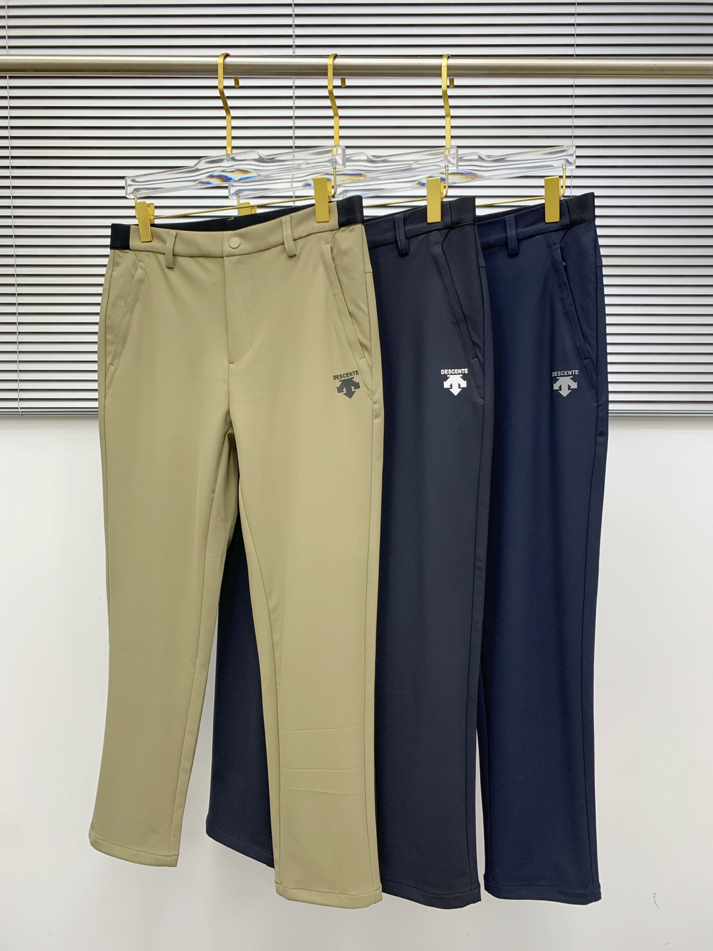 NO:468711,Under Armour Spring and Summer 25ss casual pants are reappearing, the original customized high-quality fashionable casual pants are super versatile. Exclusive custom fabric, quite wide and stylish, close and comfortable. The latest hardware and accessories of the original custom counter. Super beautiful style, the upper body makes the legs look slender, the inner and the line is impeccable. You can attend any occasion. Once again, the fabric is very, very classy! Code number M-4XL, alexander wang19860909安德玛春夏25ss休闲裤金典再次出现,原单订制高品质时尚休闲裤.超级百搭款.独家定制面料,挺阔有型,贴身舒适.原版定制专柜最新五金辅料.超靓版型、上身显腿修长,內里,走线都无可挑剔,任何场合都可出席,再次强调面料非常非常显档次！码数 M-4XL,,alexander wang,Men's clothing