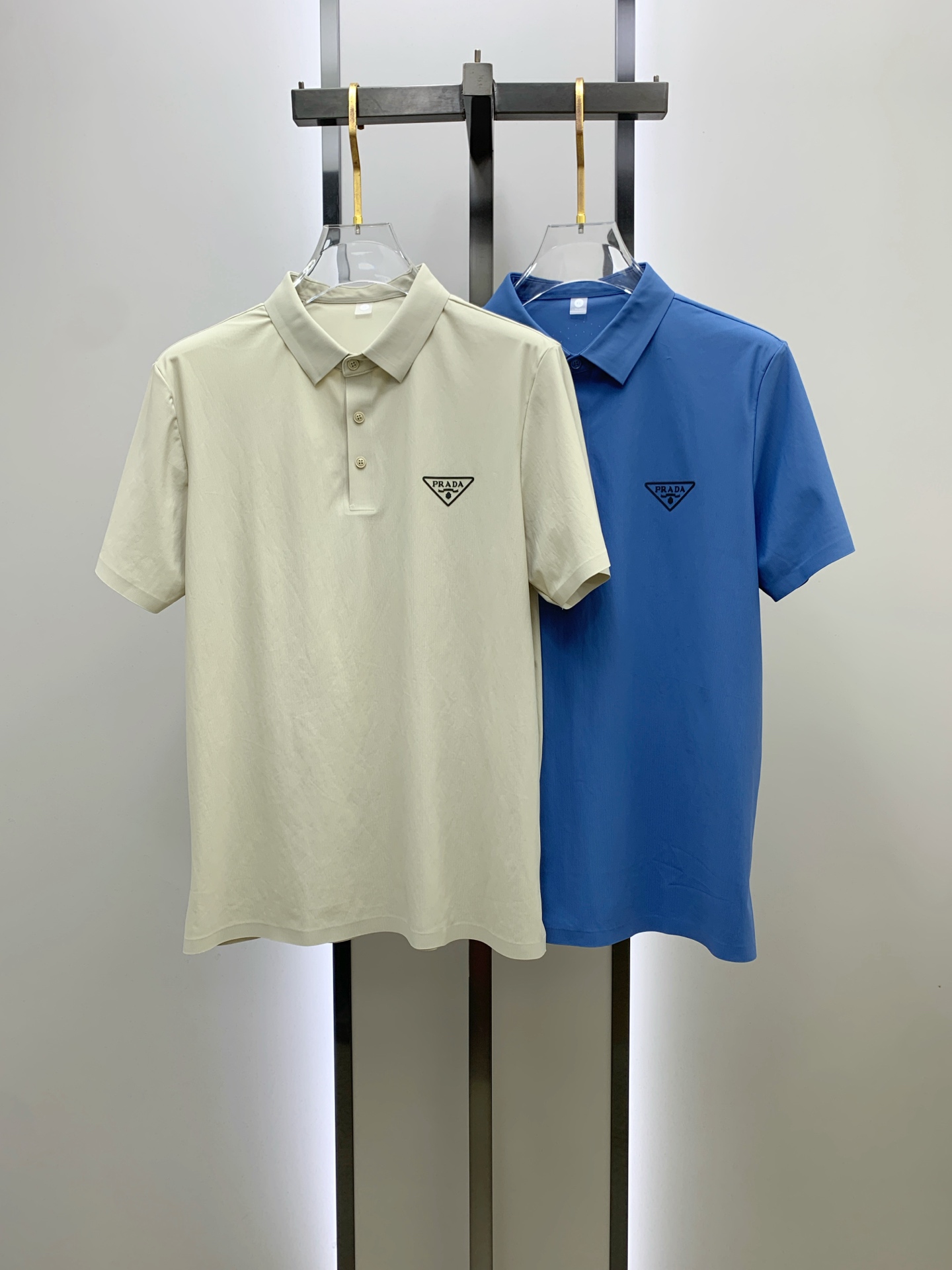 NO:473849,Ss Prada pure cotton latest fabric classic logo pattern logo fashionable simple trendy short sleeves, top quality counter original single short sleeves, top production craft imported fabrics, unique design of counter style, using imported high-end customized fabrics. The official website is on sale!  Excellent fabric pattern..M-4XL, prada, T-shirt, alexander wang19860909ss普拉达纯棉最新面料经典标识图案logo时尚简约潮流短袖,最顶级的品质专柜原单短袖,顶级制作工艺进口面料,专柜款独特设计,采用进口高端订制面料.官网在售！面料版型超赞 码数..M-4XL,,prada,T-shirt,alexander wang,Men's clothing