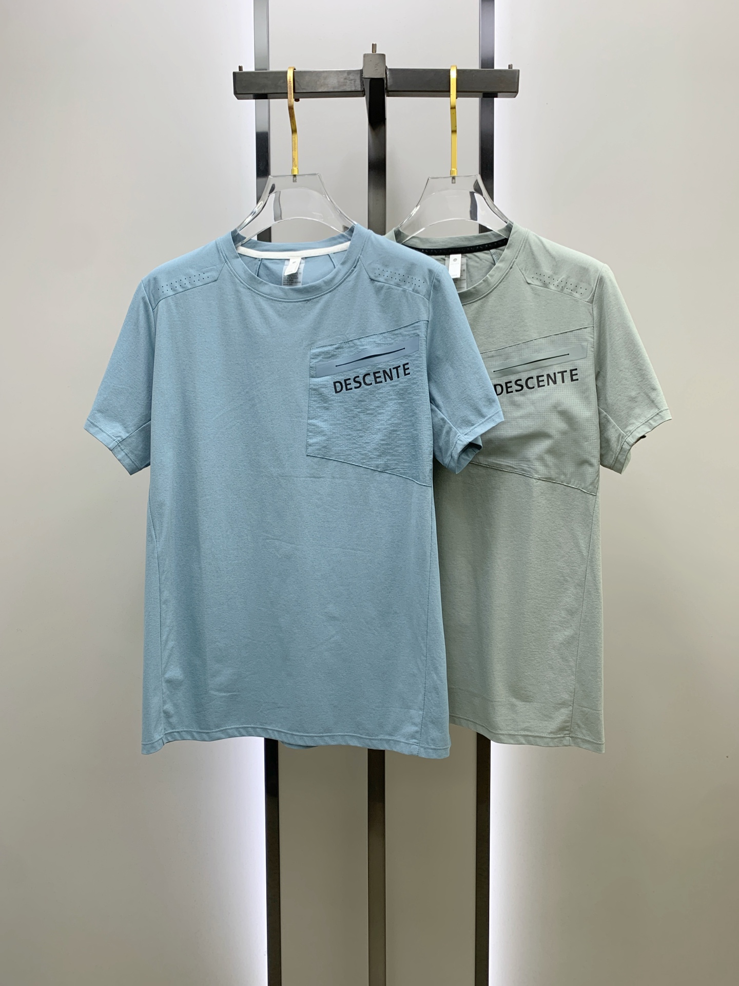 NO:473873,Ss DiSante pure cotton latest fabric classic logo pattern logo fashionable simple trendy short sleeves, the top quality counter original single short sleeves, top production craft imported fabrics, unique design of the counter model, using imported high-end customized fabrics. The official website is on sale!  Excellent fabric pattern..M-3XL, T-shirt,alexander wang19860909ss迪桑特纯棉最新面料经典标识图案logo时尚简约潮流短袖,最顶级的品质专柜原单短袖,顶级制作工艺进口面料,专柜款独特设计,采用进口高端订制面料.官网在售！面料版型超赞 码数..M-3XL,,T-shirt,alexander wang,Men's clothing