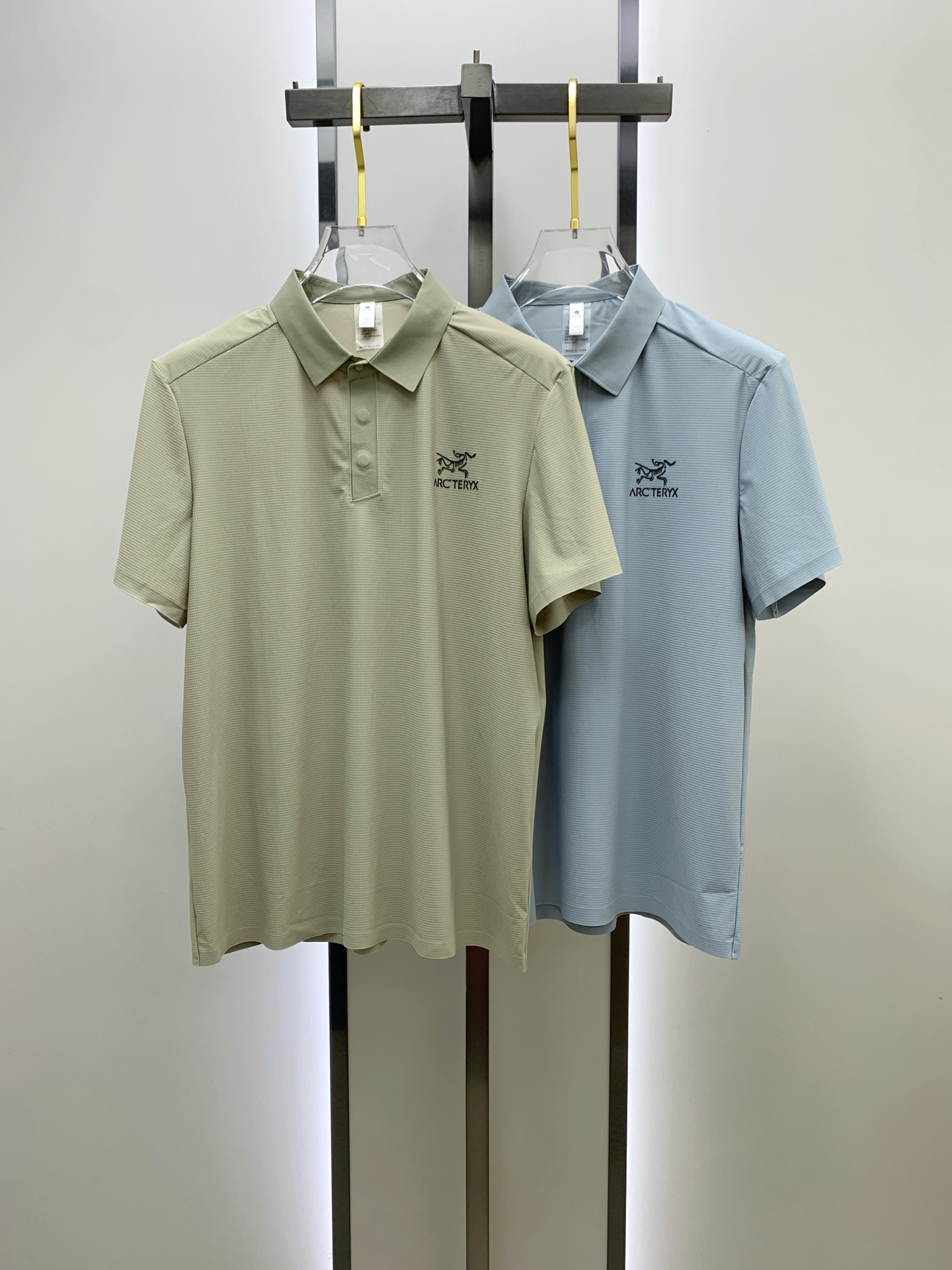 NO:473855,The latest fabric of Ss Archaeoptera pure cotton, classic logo, logo, fashionable, simple and trendy short sleeves, the top quality counter original single short sleeves, the top production process imported fabric, the unique design of the counter model, using imported high-end customized fabrics. The official website is on sale!  Excellent fabric pattern..M-4XL,arc'teryx,T-shirt,alexander wang19860909ss始祖鸟纯棉最新面料经典标识图案logo时尚简约潮流短袖,最顶级的品质专柜原单短袖,顶级制作工艺进口面料,专柜款独特设计,采用进口高端订制面料.官网在售！面料版型超赞 码数..M-4XL,arc'teryx,T-shirt,alexander wang,Men's clothing