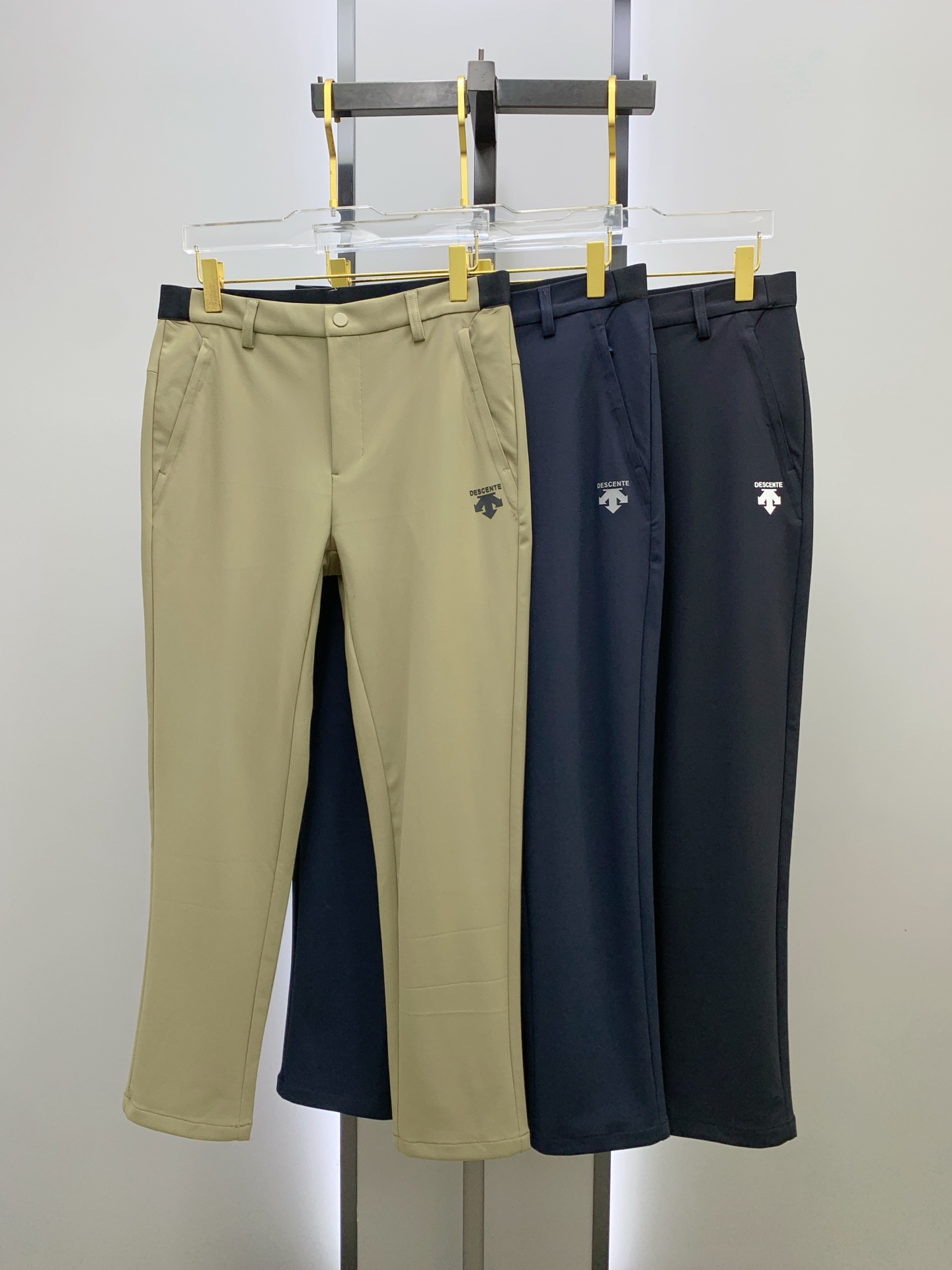 NO:473884,The Golden Dian DiSant Spring and Summer 25ss casual pants in the Golden Dian are reappearing, the original customized high-quality fashionable casual pants are super versatile. Exclusive custom fabric, quite wide and stylish, close and comfortable. The latest hardware and accessories of the original custom counter. Super beautiful style, the upper body makes the legs look slender, the inner and the wiring are impeccable. You can attend any occasion. Once again, it is emphasized that the fabric is very, very classy! Code number M-4XL, alexander wang19860909迪桑特春夏25ss休闲裤金典再次出现,原单订制高品质时尚休闲裤.超级百搭款.独家定制面料,挺阔有型,贴身舒适.原版定制专柜最新五金辅料.超靓版型、上身显腿修长,內里,走线都无可挑剔,任何场合都可出席,再次强调面料非常非常显档次！码数 M-4XL,,alexander wang,Men's clothing