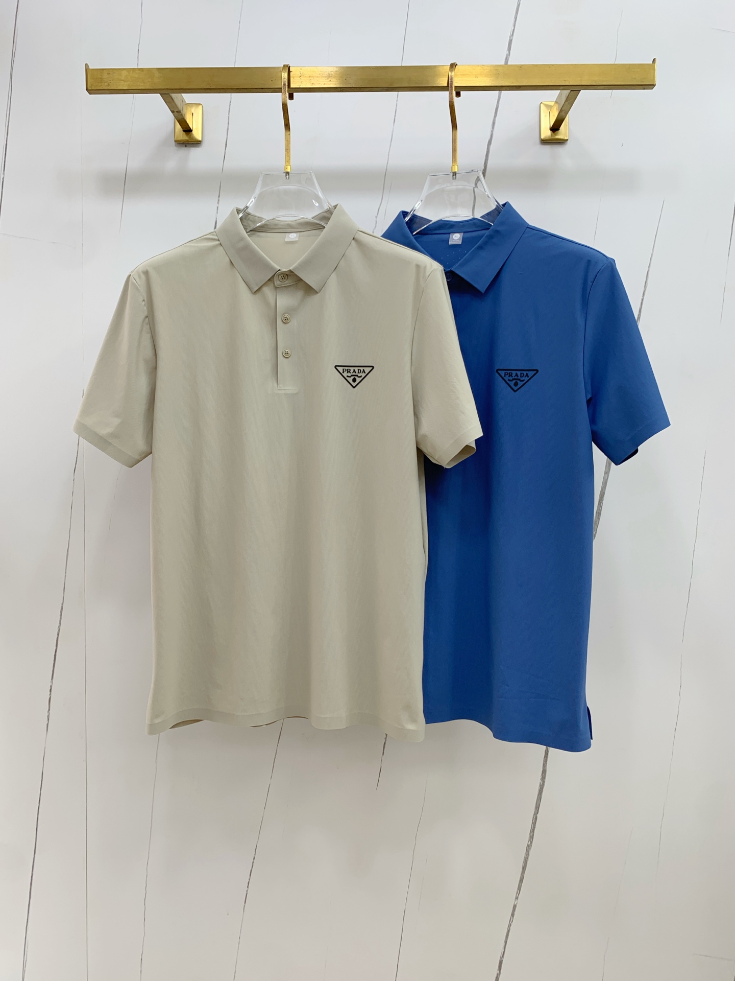 NO:461949,Ss Prada pure cotton latest fabric classic logo pattern logo fashionable simple trendy short sleeves, top quality counter original single short sleeves, top production craft imported fabrics, unique design of counter style, using imported high-end customized fabrics. The official website is on sale!  Excellent fabric pattern..M-4XL, prada, T-shirt, alexander wang19860909ss普拉达纯棉最新面料经典标识图案logo时尚简约潮流短袖,最顶级的品质专柜原单短袖,顶级制作工艺进口面料,专柜款独特设计,采用进口高端订制面料.官网在售！面料版型超赞 码数..M-4XL,,prada,T-shirt,alexander wang,Men's clothing