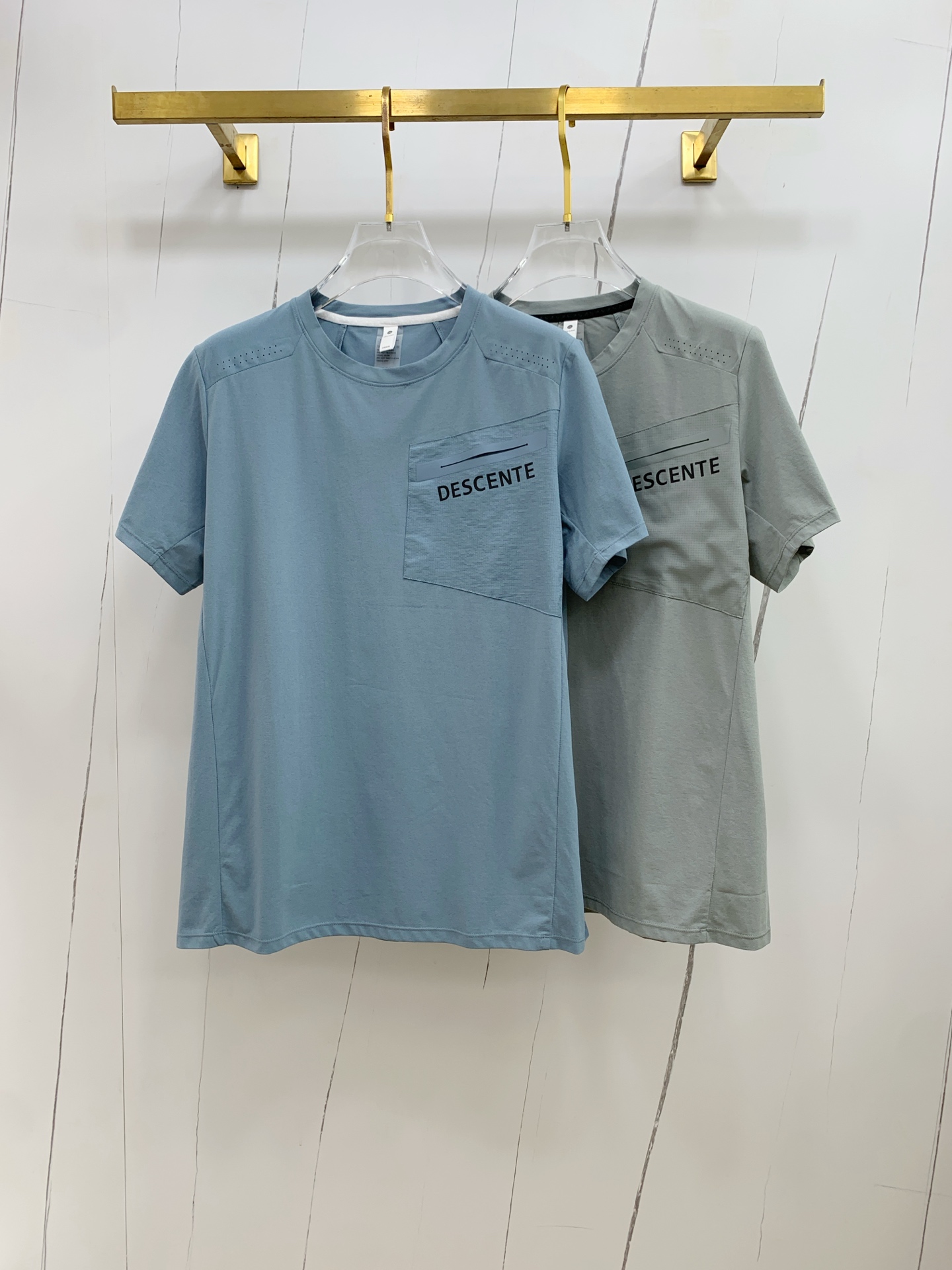 NO:461967,Ss DiSante pure cotton latest fabric classic logo pattern logo fashionable simple trendy short sleeves, the top quality counter original single short sleeves, top production craft imported fabrics, unique design of the counter model, using imported high-end customized fabrics. The official website is on sale!  Excellent fabric pattern..M-3XL, T-shirt,alexander wang19860909ss迪桑特纯棉最新面料经典标识图案logo时尚简约潮流短袖,最顶级的品质专柜原单短袖,顶级制作工艺进口面料,专柜款独特设计,采用进口高端订制面料.官网在售！面料版型超赞 码数..M-3XL,,T-shirt,alexander wang,Men's clothing