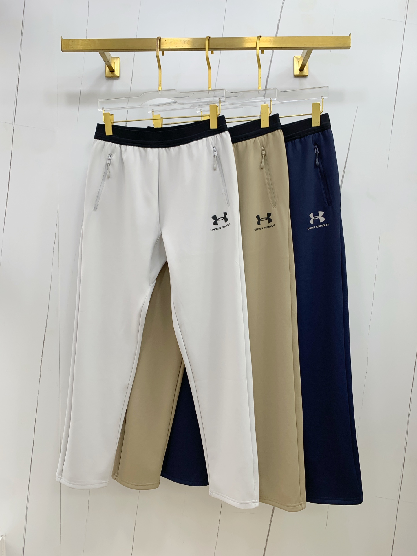 NO:461973,Under Armour Spring and Summer 25ss casual pants are reappearing, the original customized high-quality fashionable casual pants are super versatile. Exclusive custom fabric, quite wide and stylish, close and comfortable. The latest hardware and accessories of the original custom counter. Super beautiful style, the upper body makes the legs look slender, the inner and the line is impeccable. You can attend any occasion. Once again, the fabric is very, very classy! Code number M-4XL, alexander wang19860909安德玛春夏25ss休闲裤金典再次出现,原单订制高品质时尚休闲裤.超级百搭款.独家定制面料,挺阔有型,贴身舒适.原版定制专柜最新五金辅料.超靓版型、上身显腿修长,內里,走线都无可挑剔,任何场合都可出席,再次强调面料非常非常显档次！码数 M-4XL,,alexander wang,Men's clothing