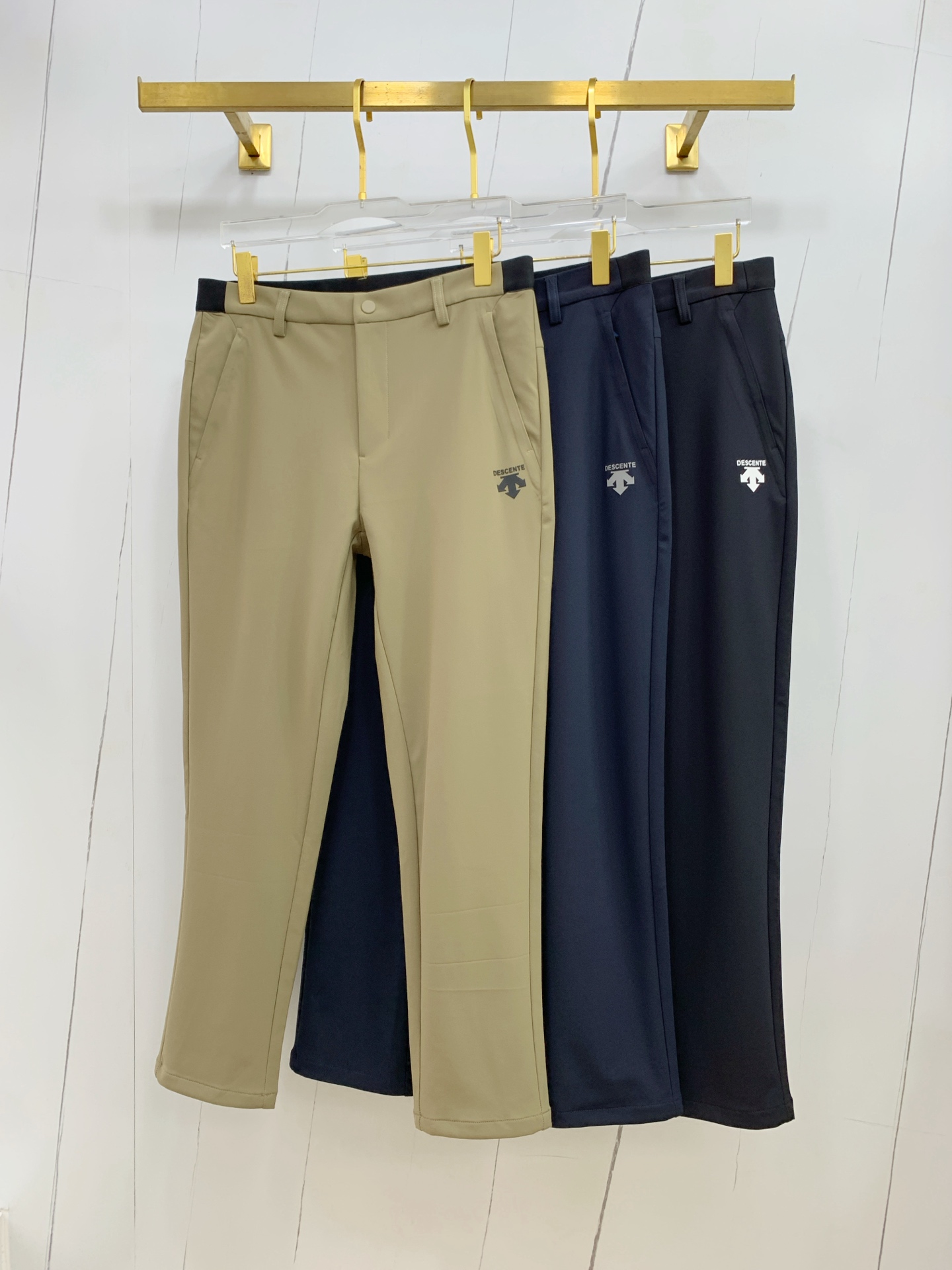 NO:461981,The Golden Dian DiSant Spring and Summer 25ss casual pants in the Golden Dian are reappearing, the original customized high-quality fashionable casual pants are super versatile. Exclusive custom fabric, quite wide and stylish, close and comfortable. The latest hardware and accessories of the original custom counter. Super beautiful style, the upper body makes the legs look slender, the inner and the wiring are impeccable. You can attend any occasion. Once again, it is emphasized that the fabric is very, very classy! Code number M-4XL, alexander wang19860909迪桑特春夏25ss休闲裤金典再次出现,原单订制高品质时尚休闲裤.超级百搭款.独家定制面料,挺阔有型,贴身舒适.原版定制专柜最新五金辅料.超靓版型、上身显腿修长,內里,走线都无可挑剔,任何场合都可出席,再次强调面料非常非常显档次！码数 M-4XL,,alexander wang,Men's clothing