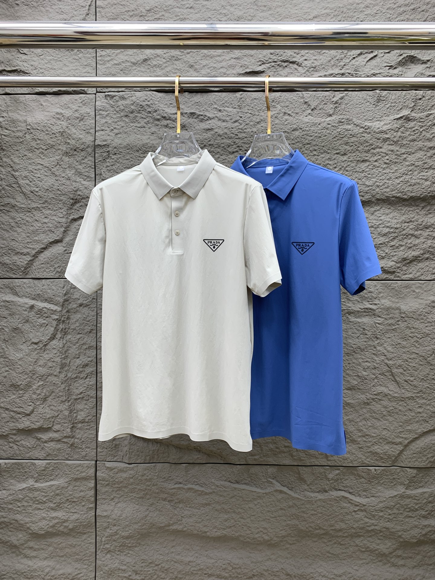 NO:455408,Ss Prada pure cotton latest fabric classic logo pattern logo fashionable simple trendy short sleeves, top quality counter original single short sleeves, top production craft imported fabrics, unique design of counter style, using imported high-end customized fabrics. The official website is on sale!  Excellent fabric pattern..M-4XL, prada, T-shirt, alexander wang19860909ss普拉达纯棉最新面料经典标识图案logo时尚简约潮流短袖,最顶级的品质专柜原单短袖,顶级制作工艺进口面料,专柜款独特设计,采用进口高端订制面料.官网在售！面料版型超赞 码数..M-4XL,,prada,T-shirt,alexander wang,Men's clothing