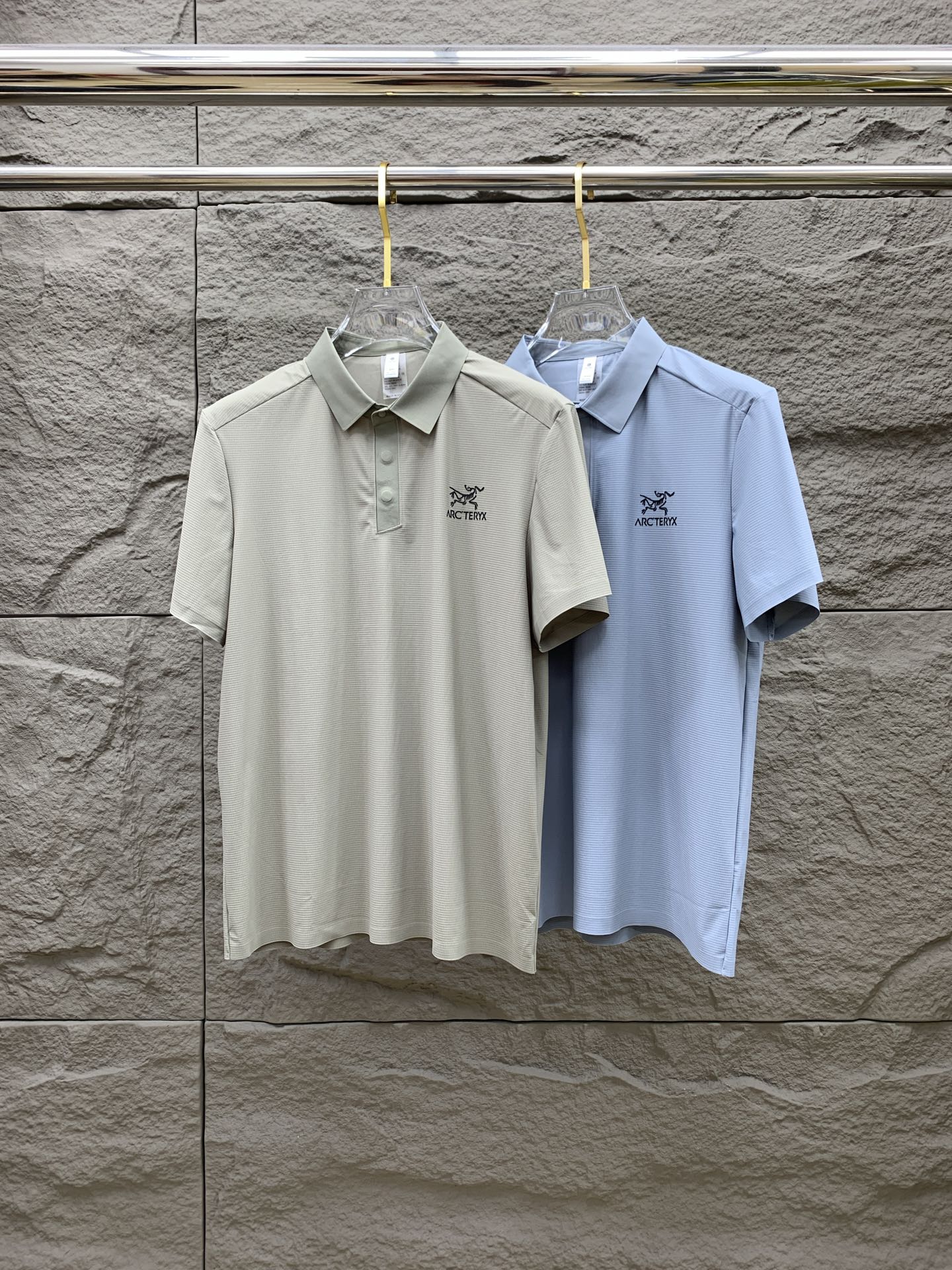 NO:455416,The latest fabric of Ss Archaeoptera pure cotton, classic logo, logo, fashionable, simple and trendy short sleeves, the top quality counter original single short sleeves, the top production process imported fabric, the unique design of the counter model, using imported high-end customized fabrics. The official website is on sale!  Excellent fabric pattern..M-4XL,arc'teryx,T-shirt,alexander wang19860909ss始祖鸟纯棉最新面料经典标识图案logo时尚简约潮流短袖,最顶级的品质专柜原单短袖,顶级制作工艺进口面料,专柜款独特设计,采用进口高端订制面料.官网在售！面料版型超赞 码数..M-4XL,arc'teryx,T-shirt,alexander wang,Men's clothing