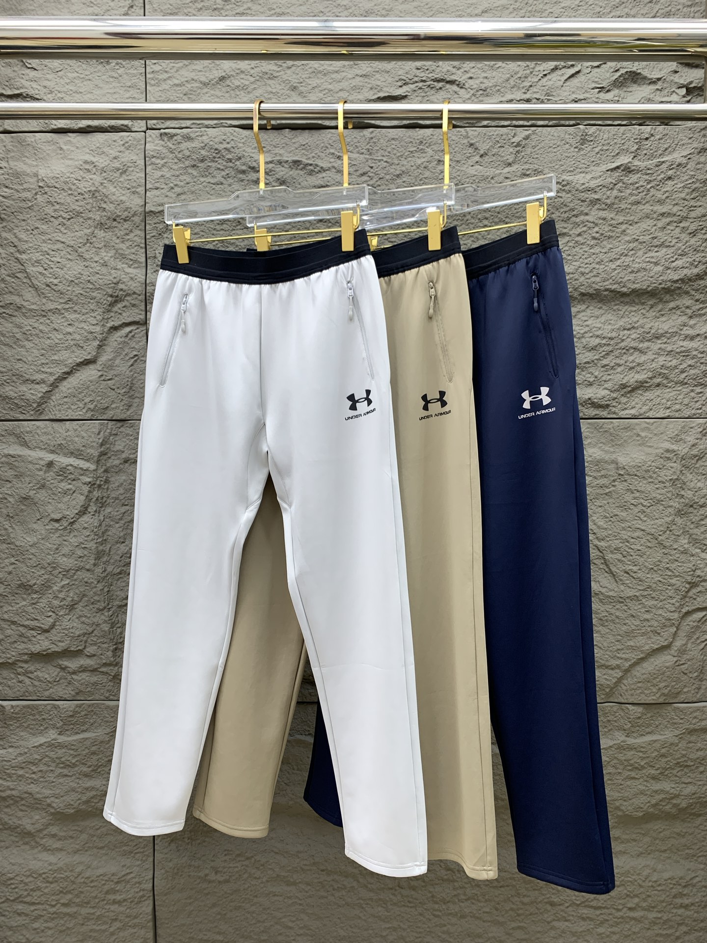 NO:455428,Under Armour Spring and Summer 25ss casual pants are reappearing, the original customized high-quality fashionable casual pants are super versatile. Exclusive custom fabric, quite wide and stylish, close and comfortable. The latest hardware and accessories of the original custom counter. Super beautiful style, the upper body makes the legs look slender, the inner and the line is impeccable. You can attend any occasion. Once again, the fabric is very, very classy! Code number M-4XL, alexander wang19860909安德玛春夏25ss休闲裤金典再次出现,原单订制高品质时尚休闲裤.超级百搭款.独家定制面料,挺阔有型,贴身舒适.原版定制专柜最新五金辅料.超靓版型、上身显腿修长,內里,走线都无可挑剔,任何场合都可出席,再次强调面料非常非常显档次！码数 M-4XL,,alexander wang,Men's clothing