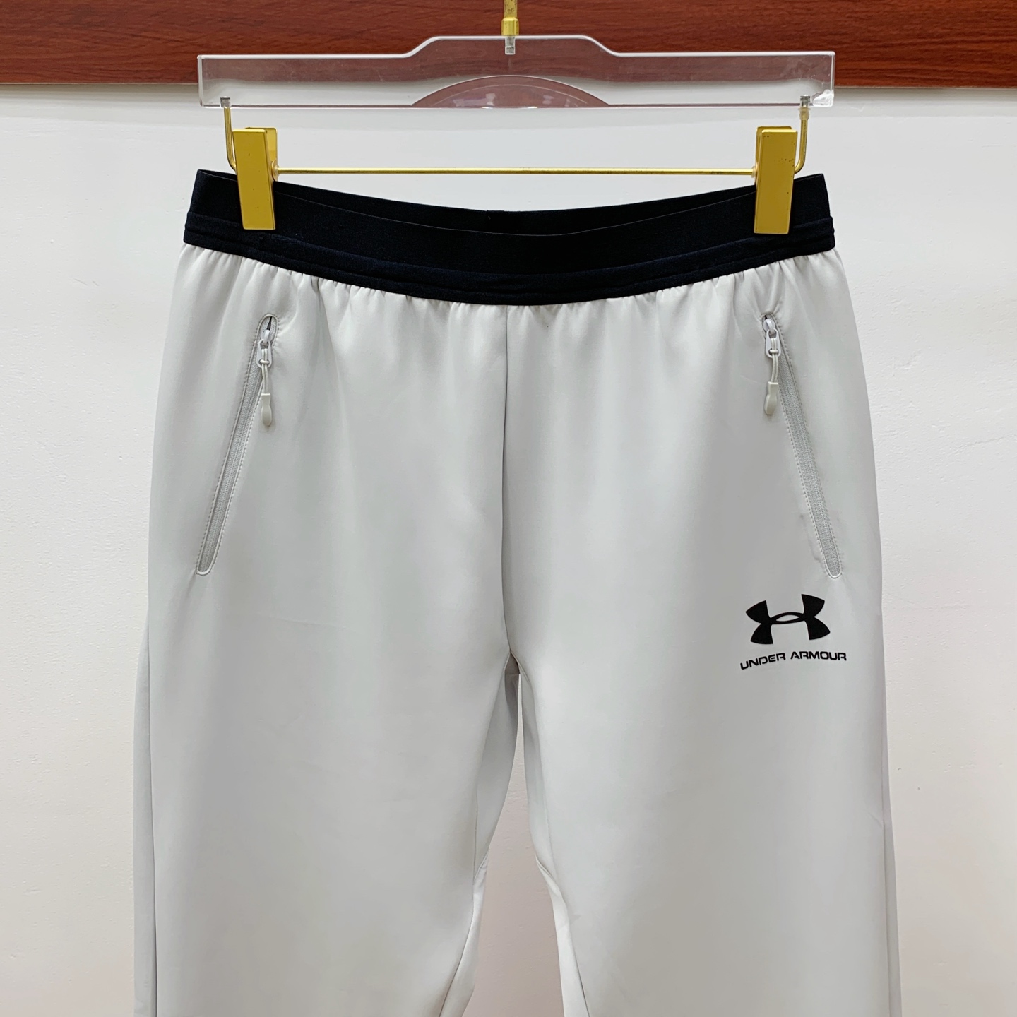 P 安德玛春夏25ss休闲裤金典再次出现，原单订制高品质时尚休闲裤。超级百搭款。独家定制面料，挺阔有型，