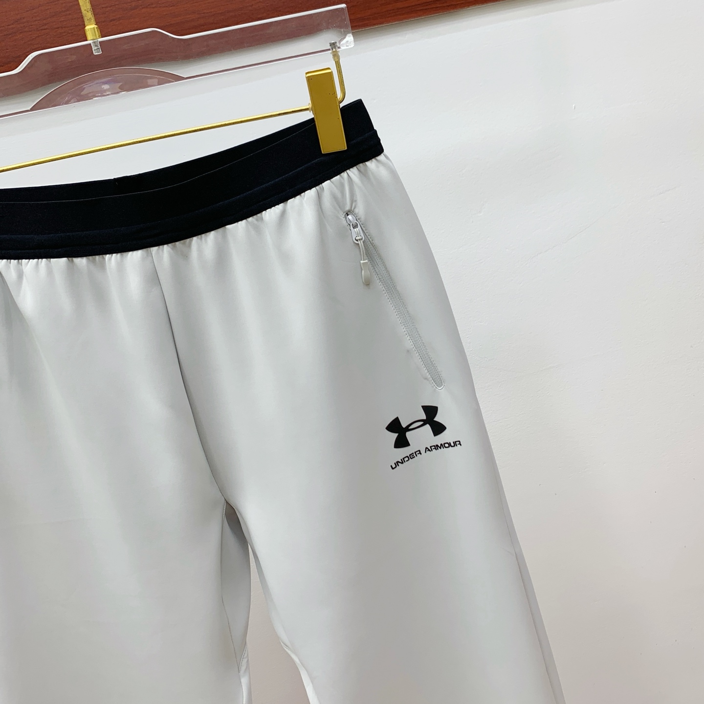 P 安德玛春夏25ss休闲裤金典再次出现，原单订制高品质时尚休闲裤。超级百搭款。独家定制面料，挺阔有型，