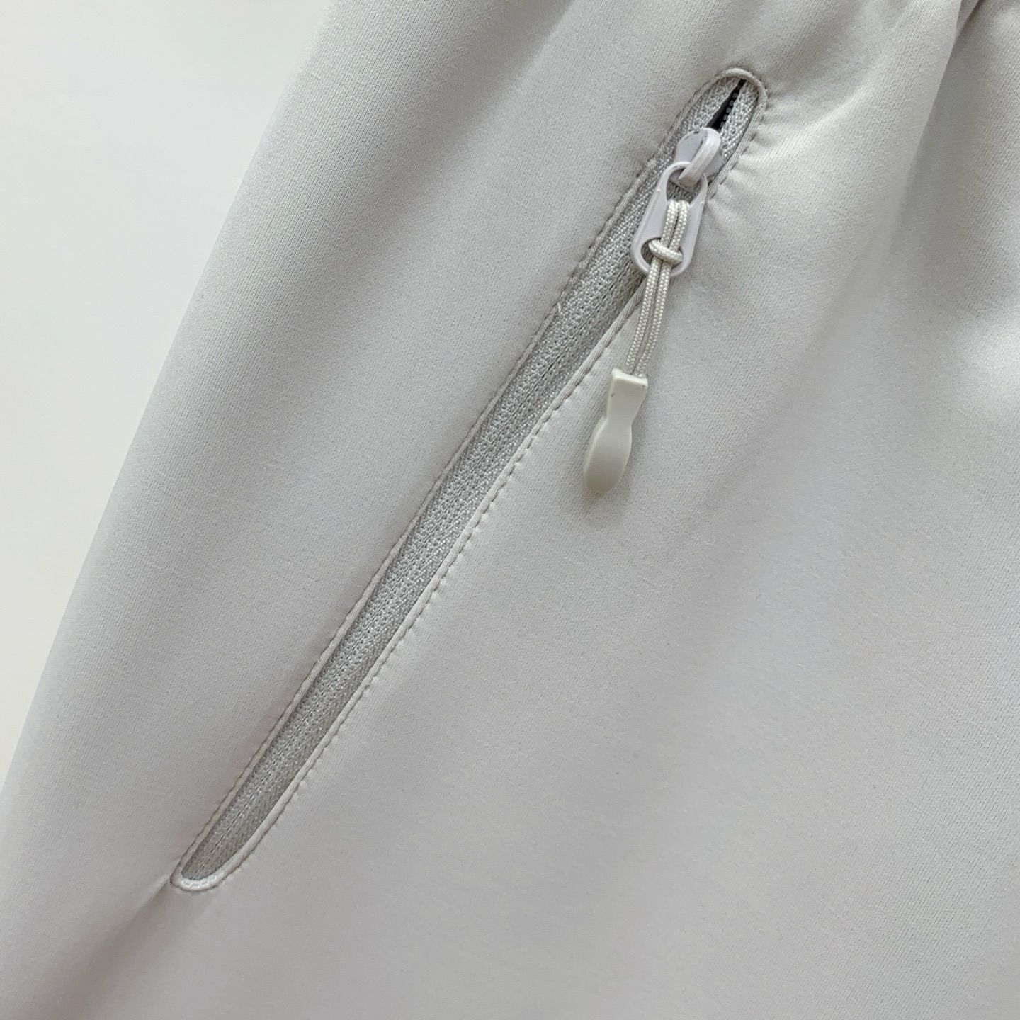 P 安德玛春夏25ss休闲裤金典再次出现，原单订制高品质时尚休闲裤。超级百搭款。独家定制面料，挺阔有型，