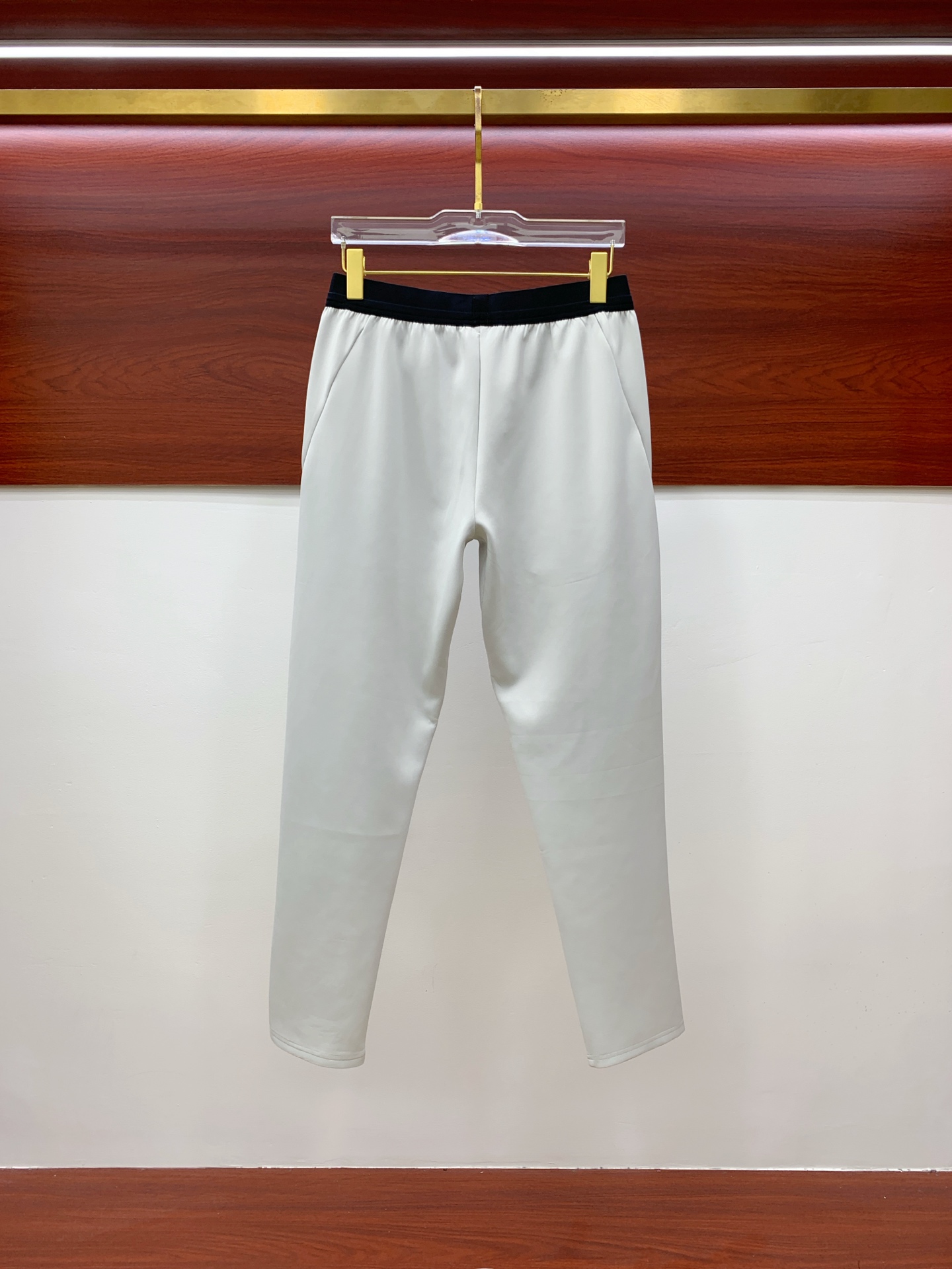 P 安德玛春夏25ss休闲裤金典再次出现，原单订制高品质时尚休闲裤。超级百搭款。独家定制面料，挺阔有型，