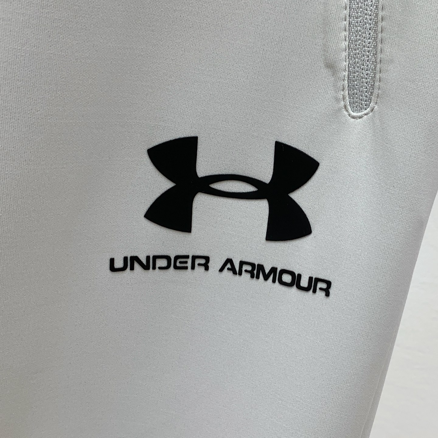 P 安德玛春夏25ss休闲裤金典再次出现，原单订制高品质时尚休闲裤。超级百搭款。独家定制面料，挺阔有型，