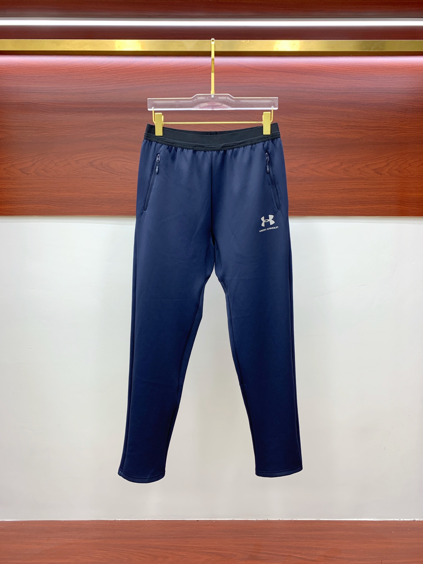 P 安德玛春夏25ss休闲裤金典再次出现，原单订制高品质时尚休闲裤。超级百搭款。独家定制面料，挺阔有型，