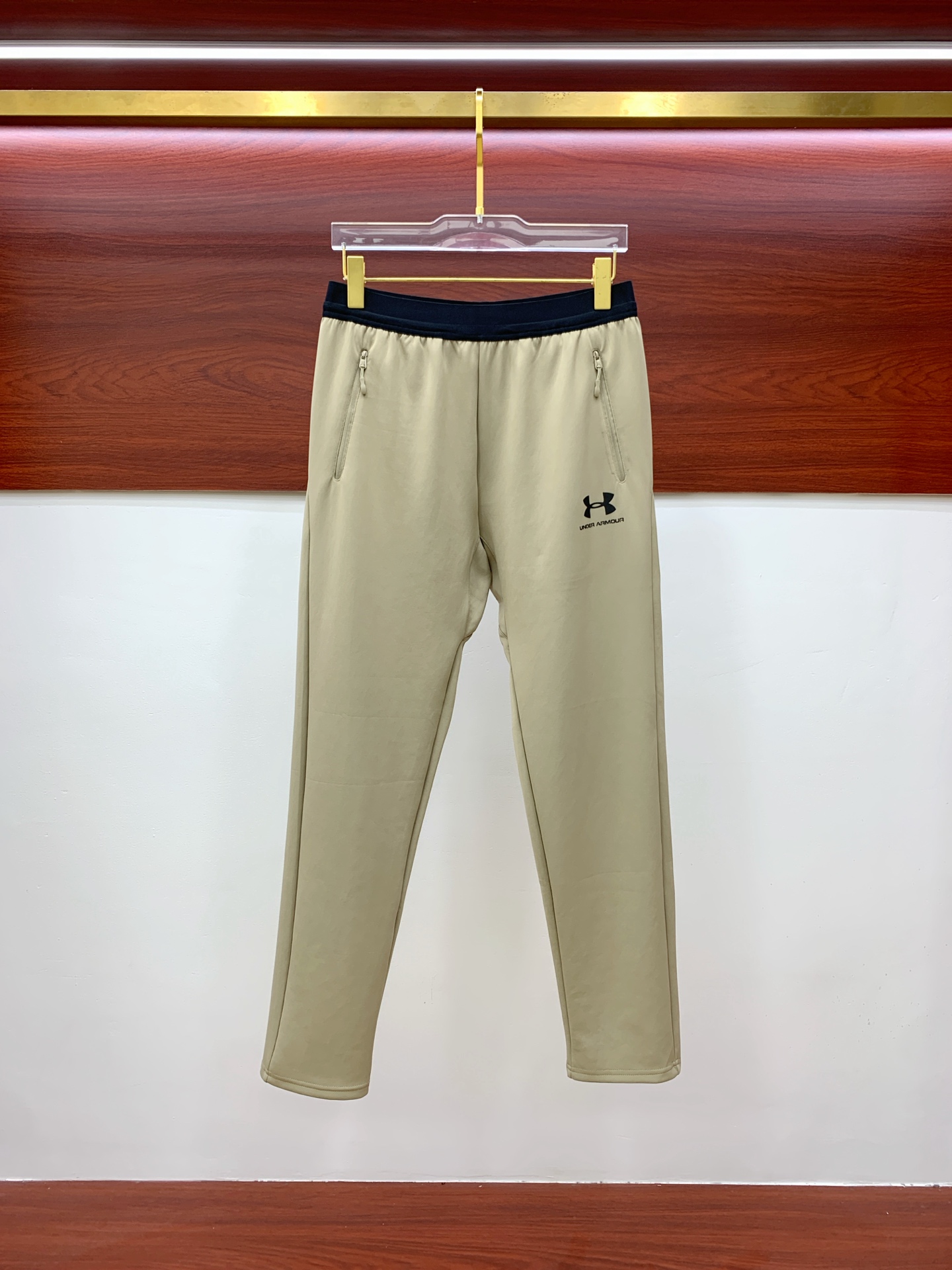 P 安德玛春夏25ss休闲裤金典再次出现，原单订制高品质时尚休闲裤。超级百搭款。独家定制面料，挺阔有型，