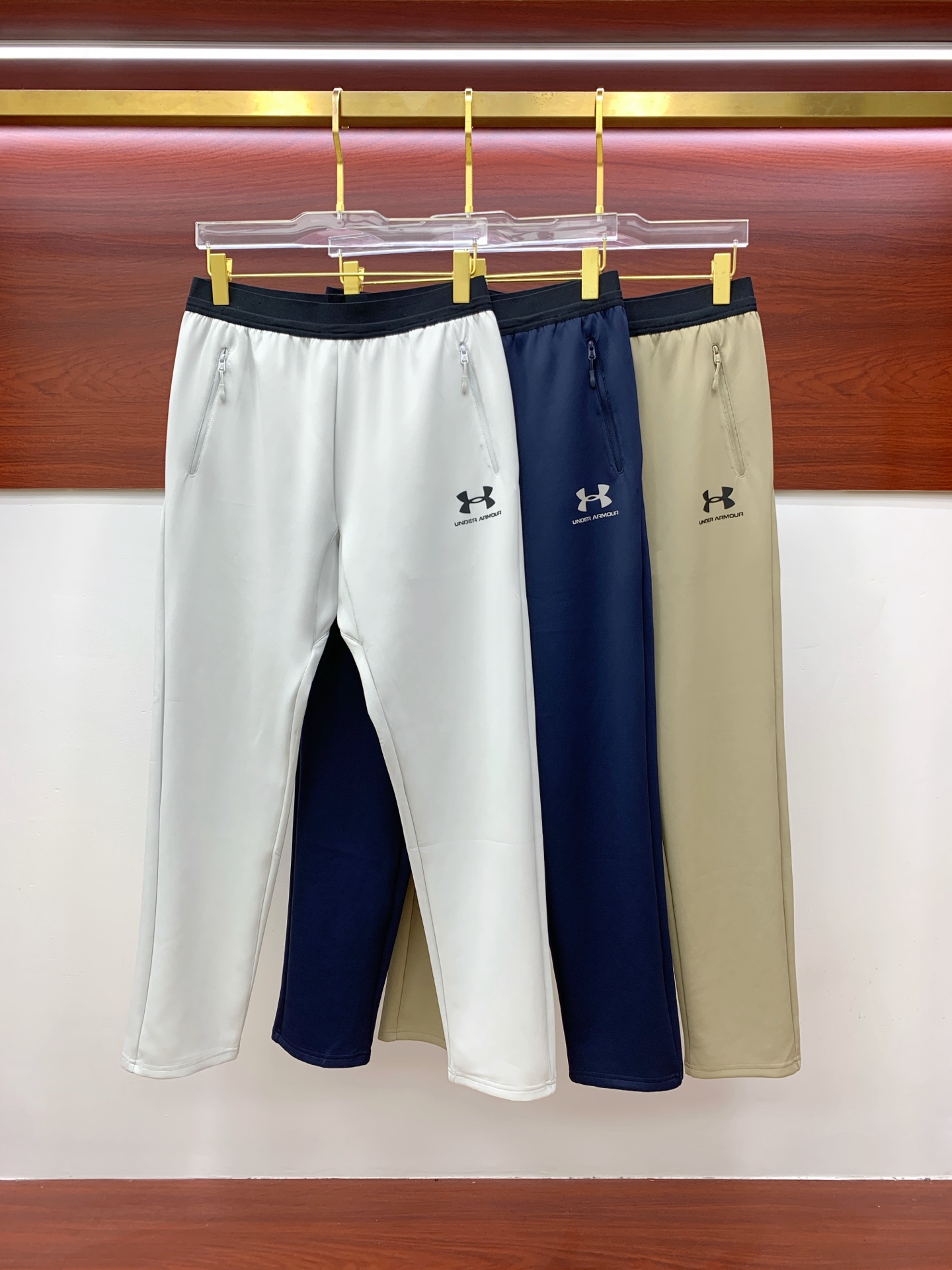 NO:509624,Under Armour Spring and Summer 25ss casual pants are reappearing, the original customized high-quality fashionable casual pants are super versatile. Exclusive custom fabric, quite wide and stylish, close and comfortable. The latest hardware and accessories of the original custom counter. Super beautiful style, the upper body makes the legs look slender, the inner and the line is impeccable. You can attend any occasion. Once again, the fabric is very, very classy! Code number M-4XL, alexander wang19860909安德玛春夏25ss休闲裤金典再次出现,原单订制高品质时尚休闲裤.超级百搭款.独家定制面料,挺阔有型,贴身舒适.原版定制专柜最新五金辅料.超靓版型、上身显腿修长,內里,走线都无可挑剔,任何场合都可出席,再次强调面料非常非常显档次！码数 M-4XL,,alexander wang,Men's clothing
