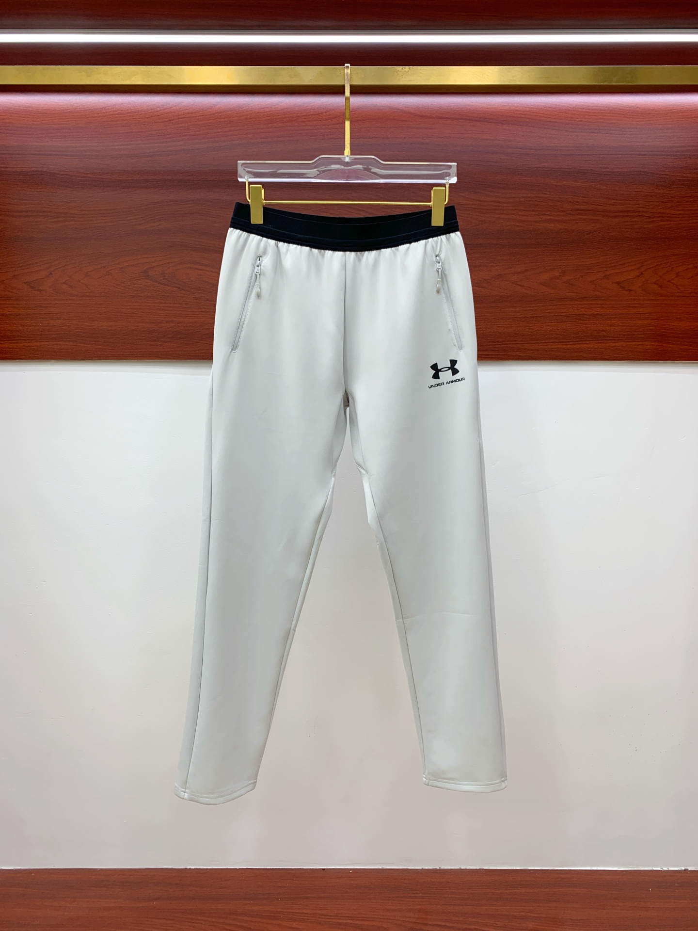 P 安德玛春夏25ss休闲裤金典再次出现，原单订制高品质时尚休闲裤。超级百搭款。独家定制面料，挺阔有型，