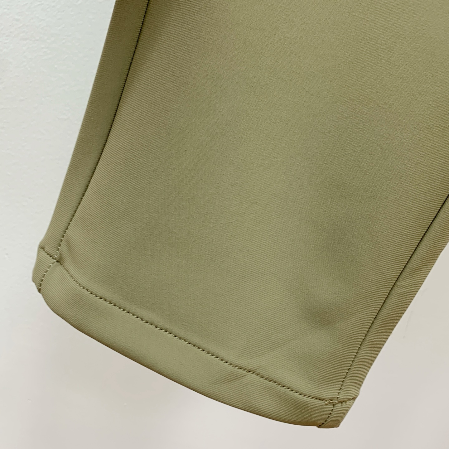 P迪桑特春夏25ss休闲裤金典再次出现，原单订制高品质时尚休闲裤。超级百搭款。独家定制面料，挺阔有型，贴