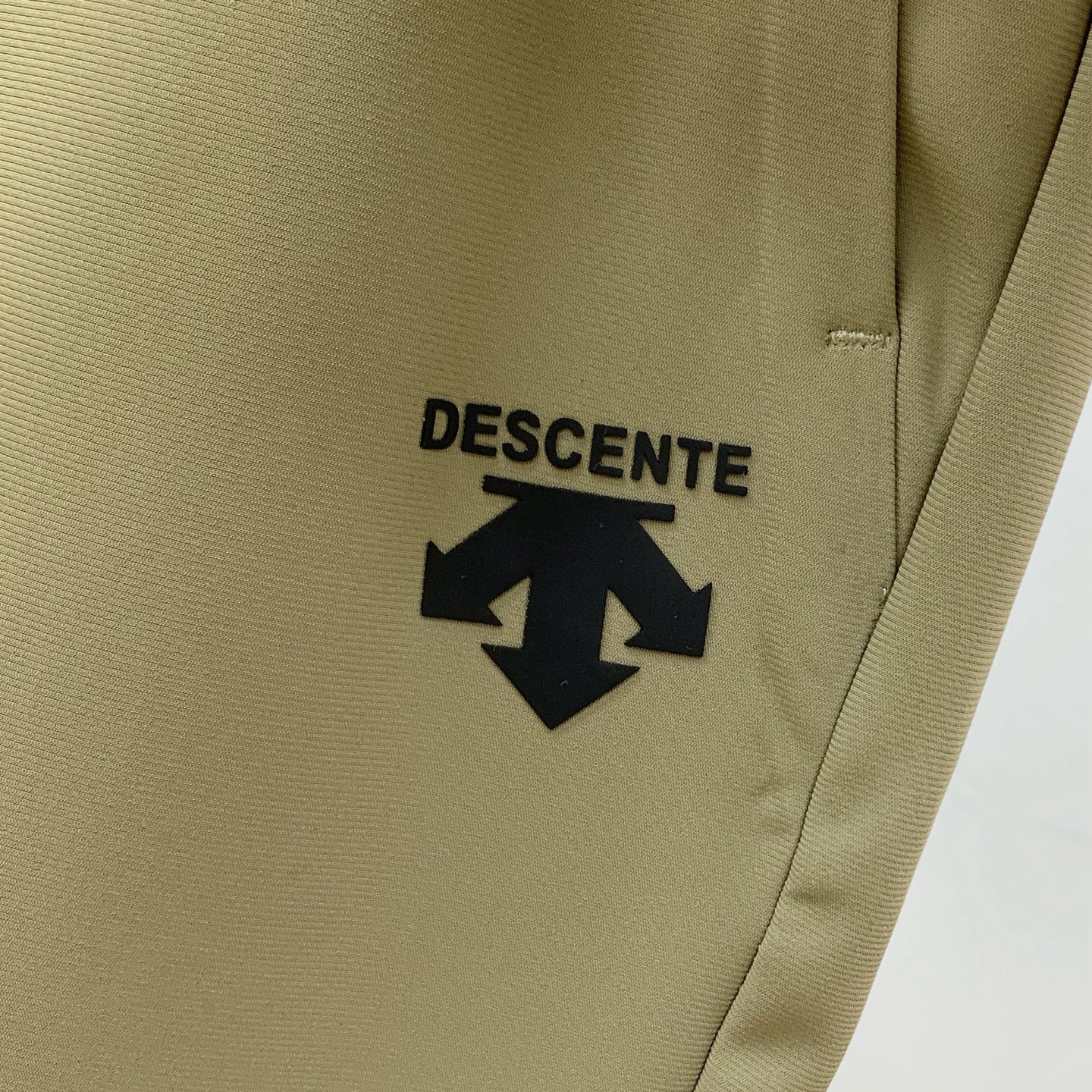 P迪桑特春夏25ss休闲裤金典再次出现，原单订制高品质时尚休闲裤。超级百搭款。独家定制面料，挺阔有型，贴