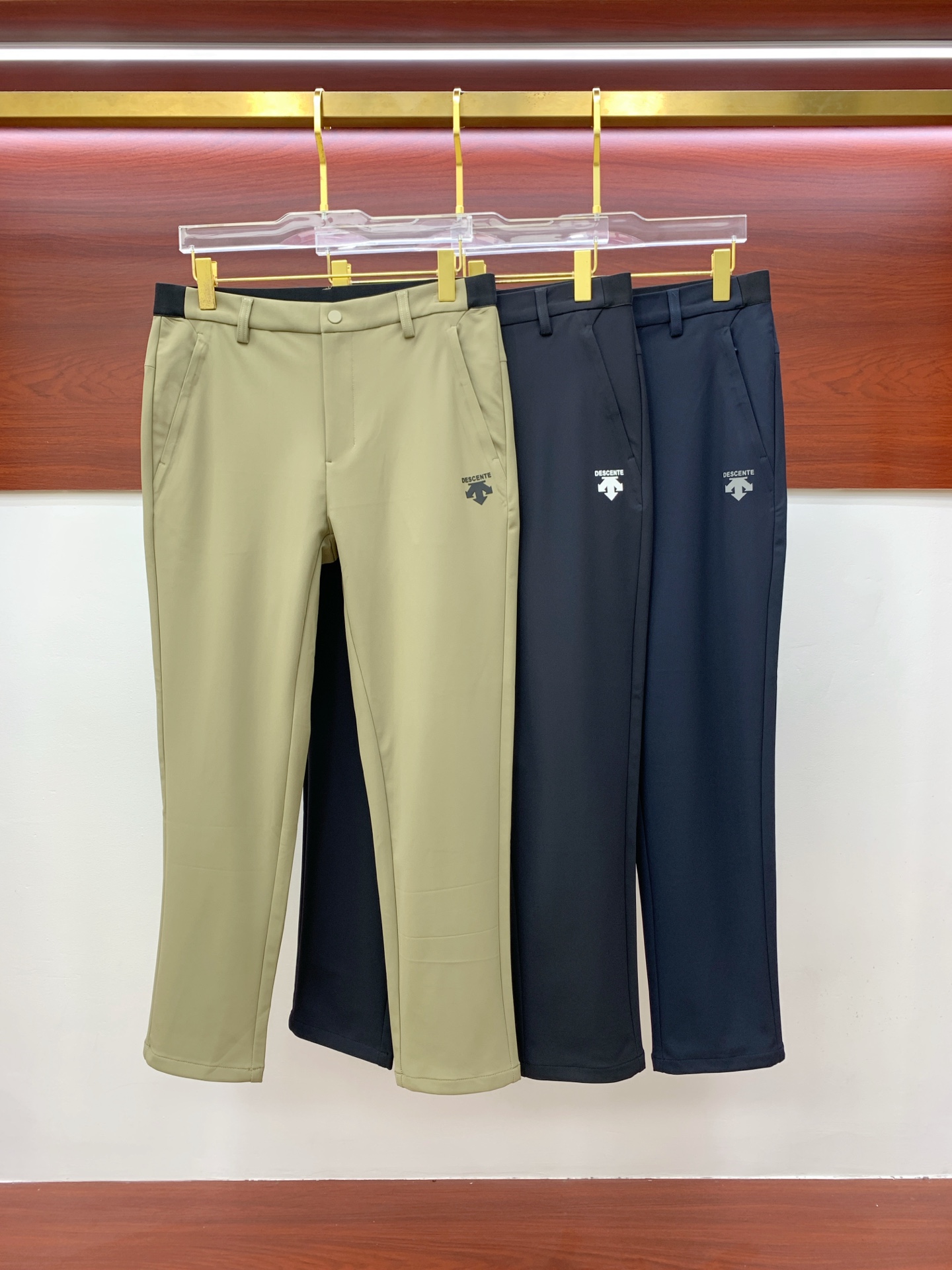 NO:509625,The Golden Dian DiSant Spring and Summer 25ss casual pants in the Golden Dian are reappearing, the original customized high-quality fashionable casual pants are super versatile. Exclusive custom fabric, quite wide and stylish, close and comfortable. The latest hardware and accessories of the original custom counter. Super beautiful style, the upper body makes the legs look slender, the inner and the wiring are impeccable. You can attend any occasion. Once again, it is emphasized that the fabric is very, very classy! Code number M-4XL, alexander wang19860909迪桑特春夏25ss休闲裤金典再次出现,原单订制高品质时尚休闲裤.超级百搭款.独家定制面料,挺阔有型,贴身舒适.原版定制专柜最新五金辅料.超靓版型、上身显腿修长,內里,走线都无可挑剔,任何场合都可出席,再次强调面料非常非常显档次！码数 M-4XL,,alexander wang,Men's clothing