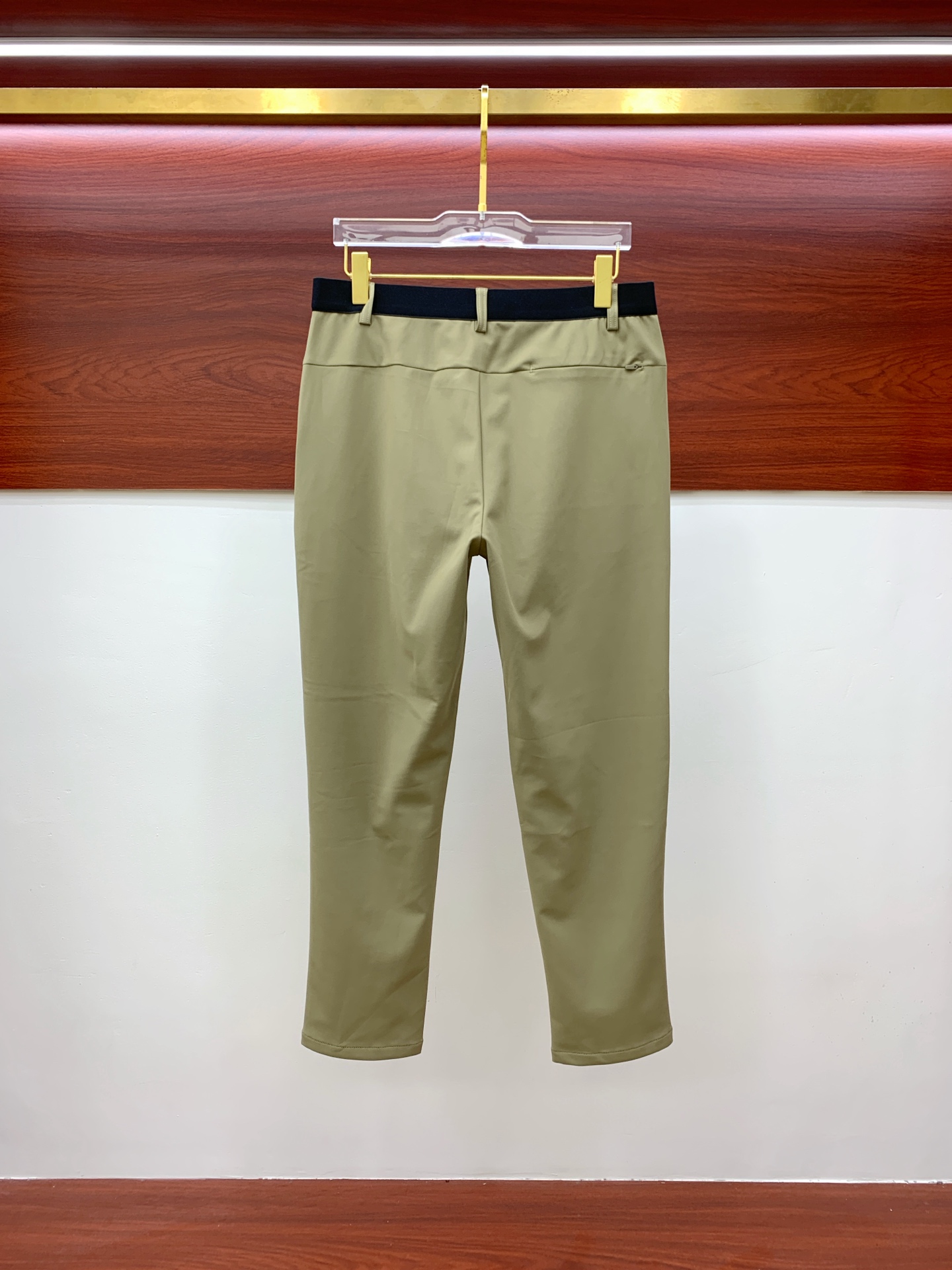 P迪桑特春夏25ss休闲裤金典再次出现，原单订制高品质时尚休闲裤。超级百搭款。独家定制面料，挺阔有型，贴