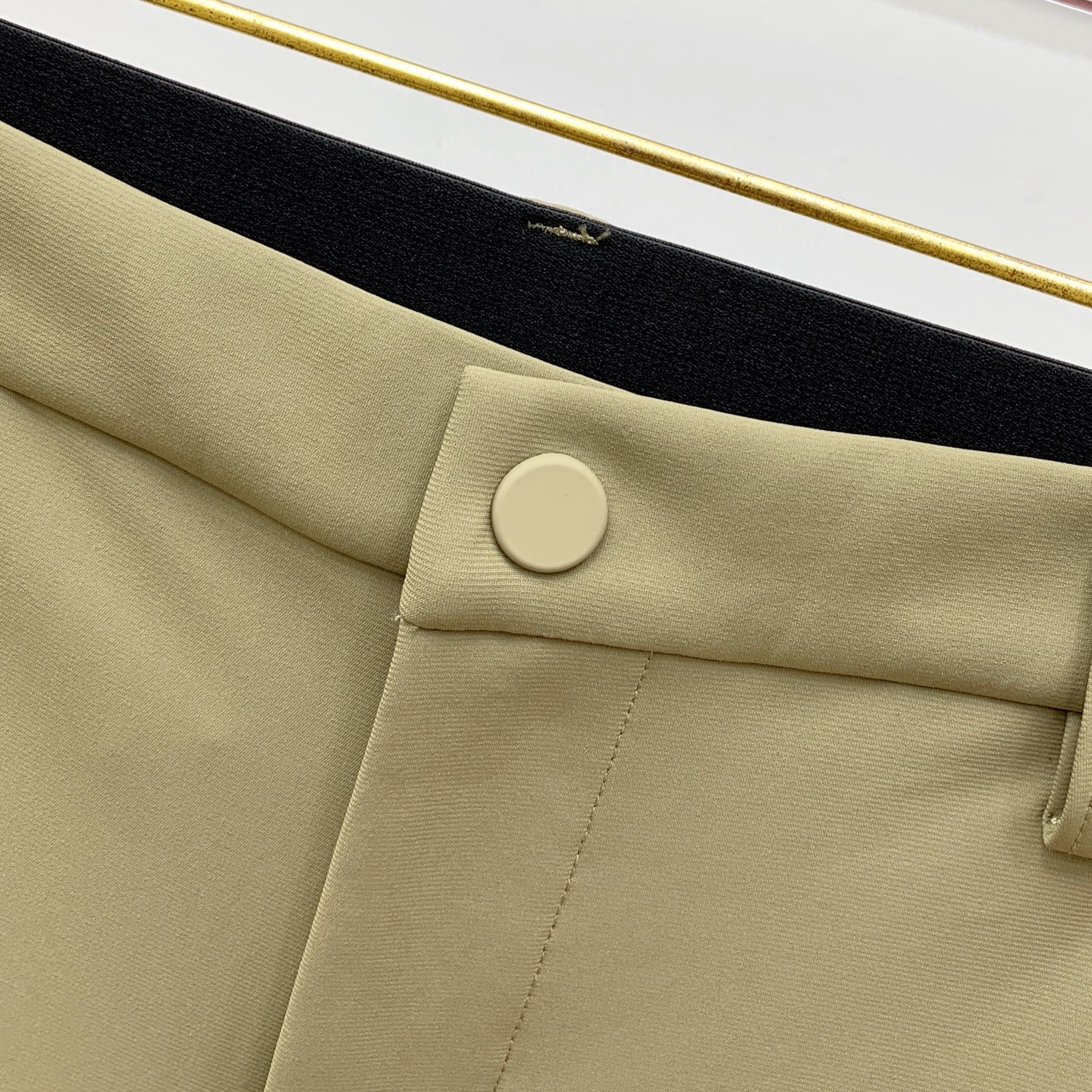 P迪桑特春夏25ss休闲裤金典再次出现，原单订制高品质时尚休闲裤。超级百搭款。独家定制面料，挺阔有型，贴