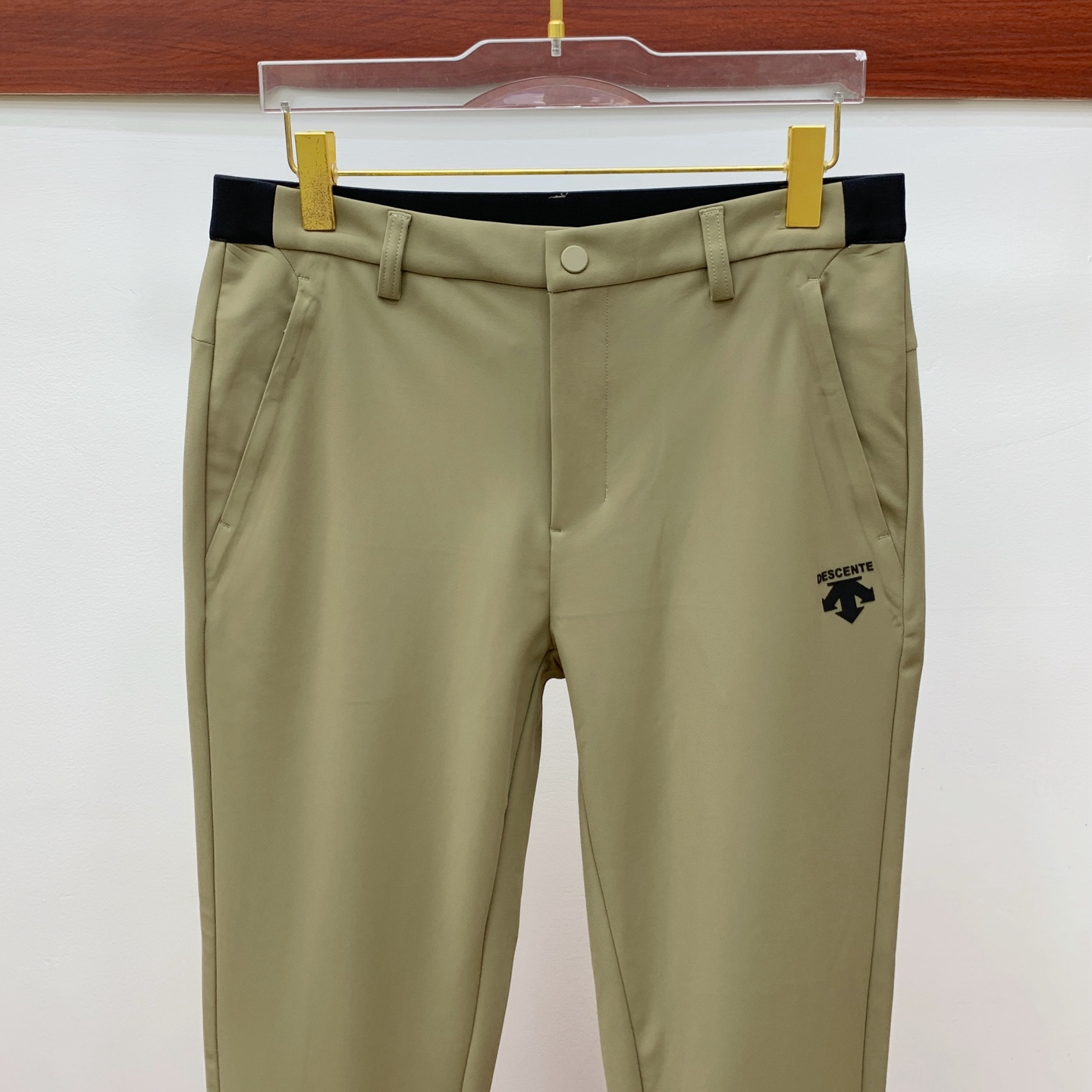 P迪桑特春夏25ss休闲裤金典再次出现，原单订制高品质时尚休闲裤。超级百搭款。独家定制面料，挺阔有型，贴