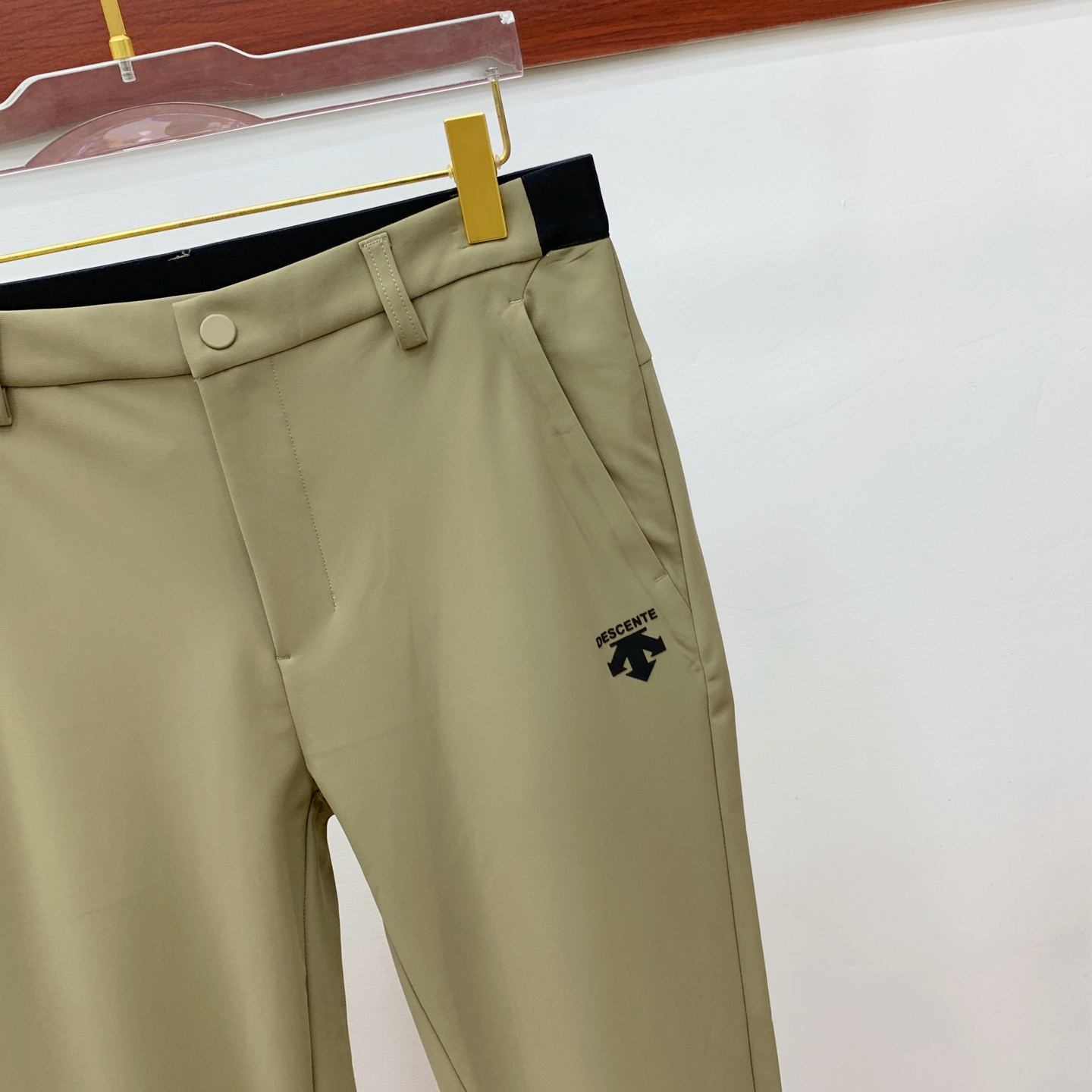 P迪桑特春夏25ss休闲裤金典再次出现，原单订制高品质时尚休闲裤。超级百搭款。独家定制面料，挺阔有型，贴