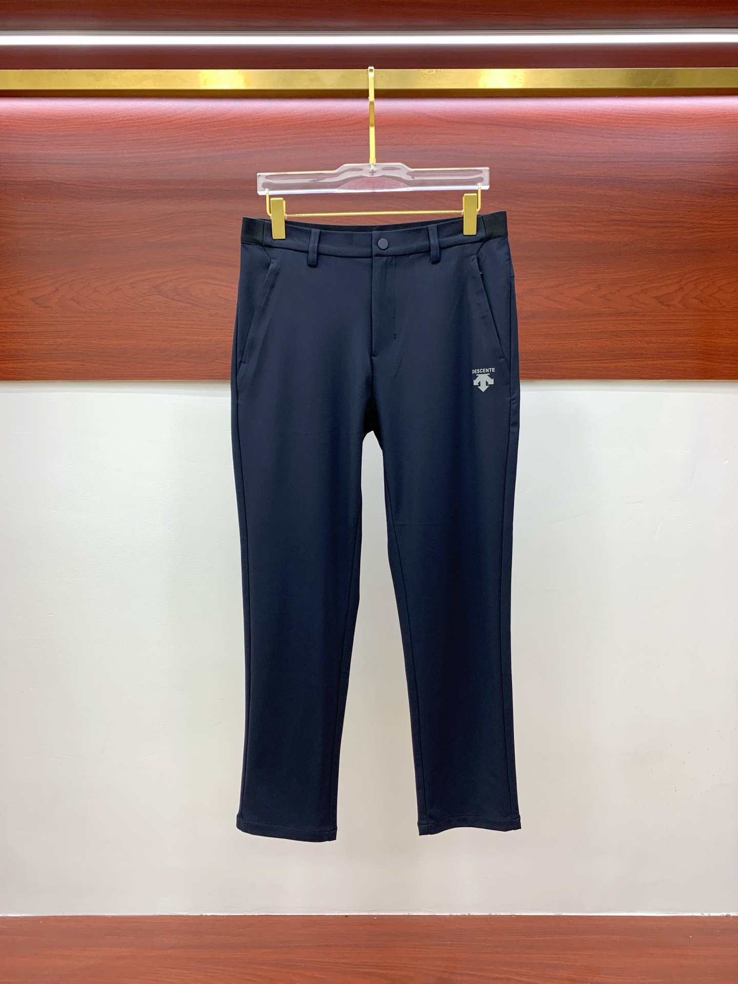 P迪桑特春夏25ss休闲裤金典再次出现，原单订制高品质时尚休闲裤。超级百搭款。独家定制面料，挺阔有型，贴