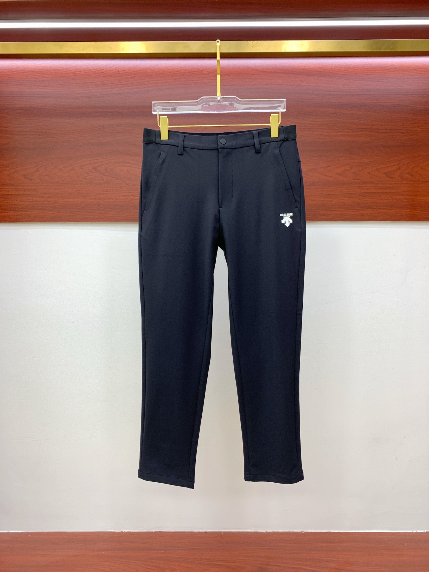 P迪桑特春夏25ss休闲裤金典再次出现，原单订制高品质时尚休闲裤。超级百搭款。独家定制面料，挺阔有型，贴