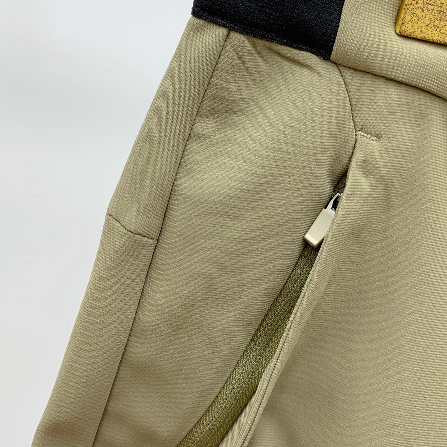 P迪桑特春夏25ss休闲裤金典再次出现，原单订制高品质时尚休闲裤。超级百搭款。独家定制面料，挺阔有型，贴