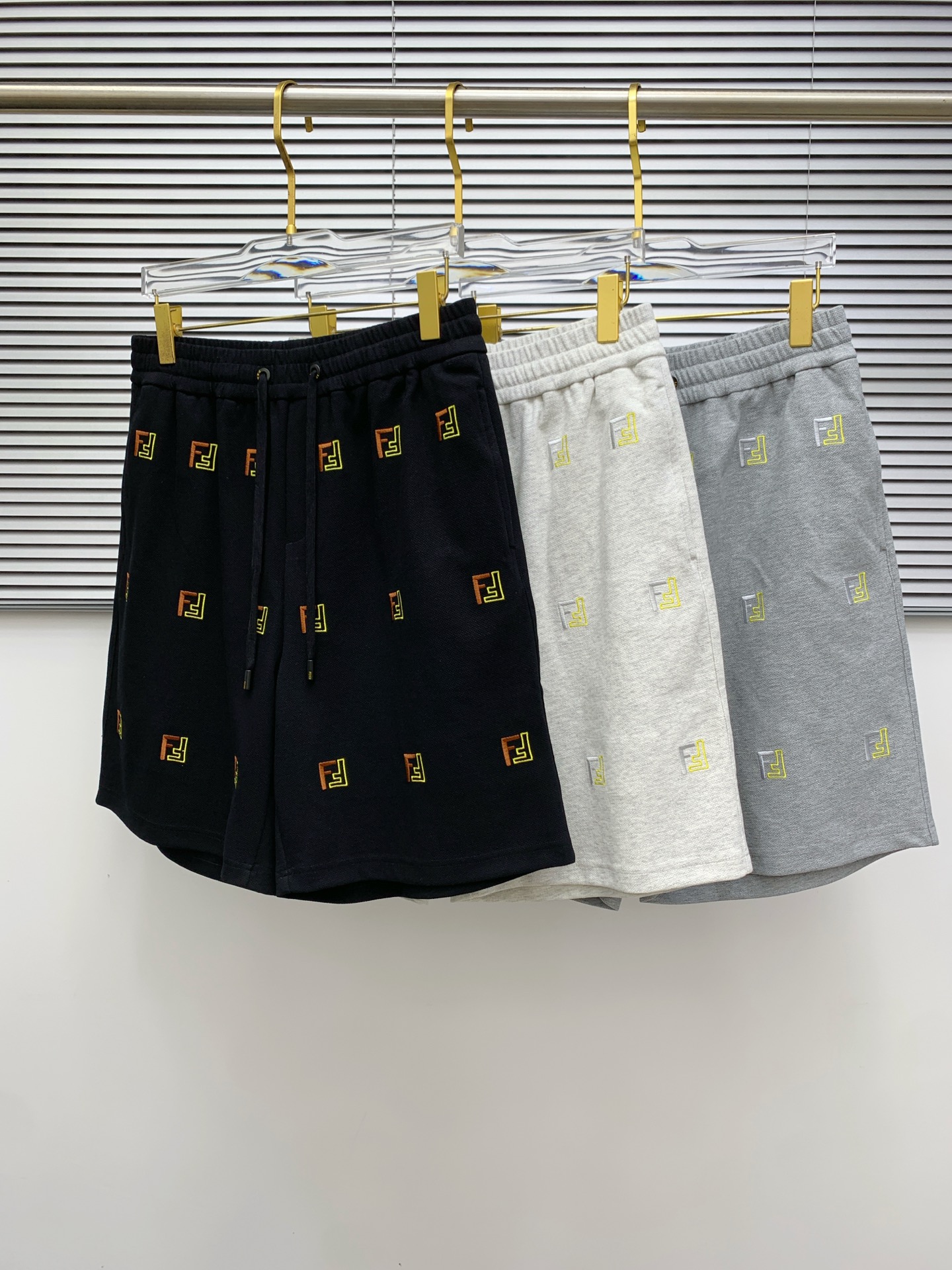 NO:473879,Fendi's new spring and summer 2025 casual shorts!  The official website is released simultaneously. Customized brand classic logo, customized fabric, excellent comfort, strong hand touch. Extremely recognizable, perfect quality craftsmanship. Size M-3Xl,,fendi, shorts, alexander wang19860909芬迪2025春夏新款休闲短裤！官网同步发售.定制品牌经典LOGO,定制面料,舒适度极好,手触感强烈.辨识度极高,完美品相工艺. 尺码M-3Xl,,fendi,shorts,alexander wang,Men's clothing