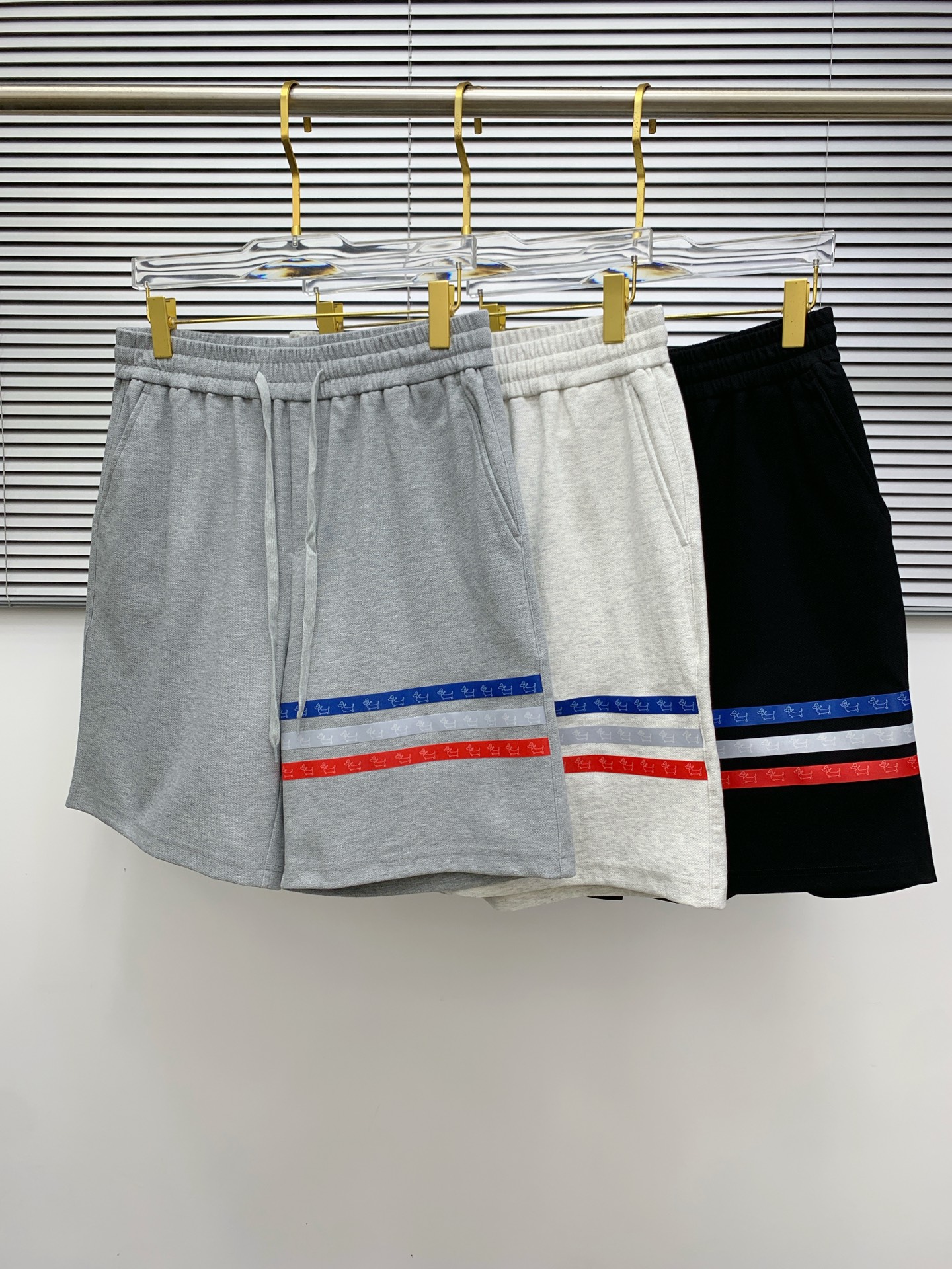 NO:473885,TB 2025 spring and summer new casual shorts!  The official website is released simultaneously. Customized brand classic logo, customized fabric, excellent comfort, strong hand touch. Extremely recognizable, perfect quality craftsmanship. Size M-3Xl, shorts, alexander wang19860909TB 2025春夏新款休闲短裤！官网同步发售.定制品牌经典LOGO,定制面料,舒适度极好,手触感强烈.辨识度极高,完美品相工艺. 尺码M-3Xl,,shorts,alexander wang,Men's clothing