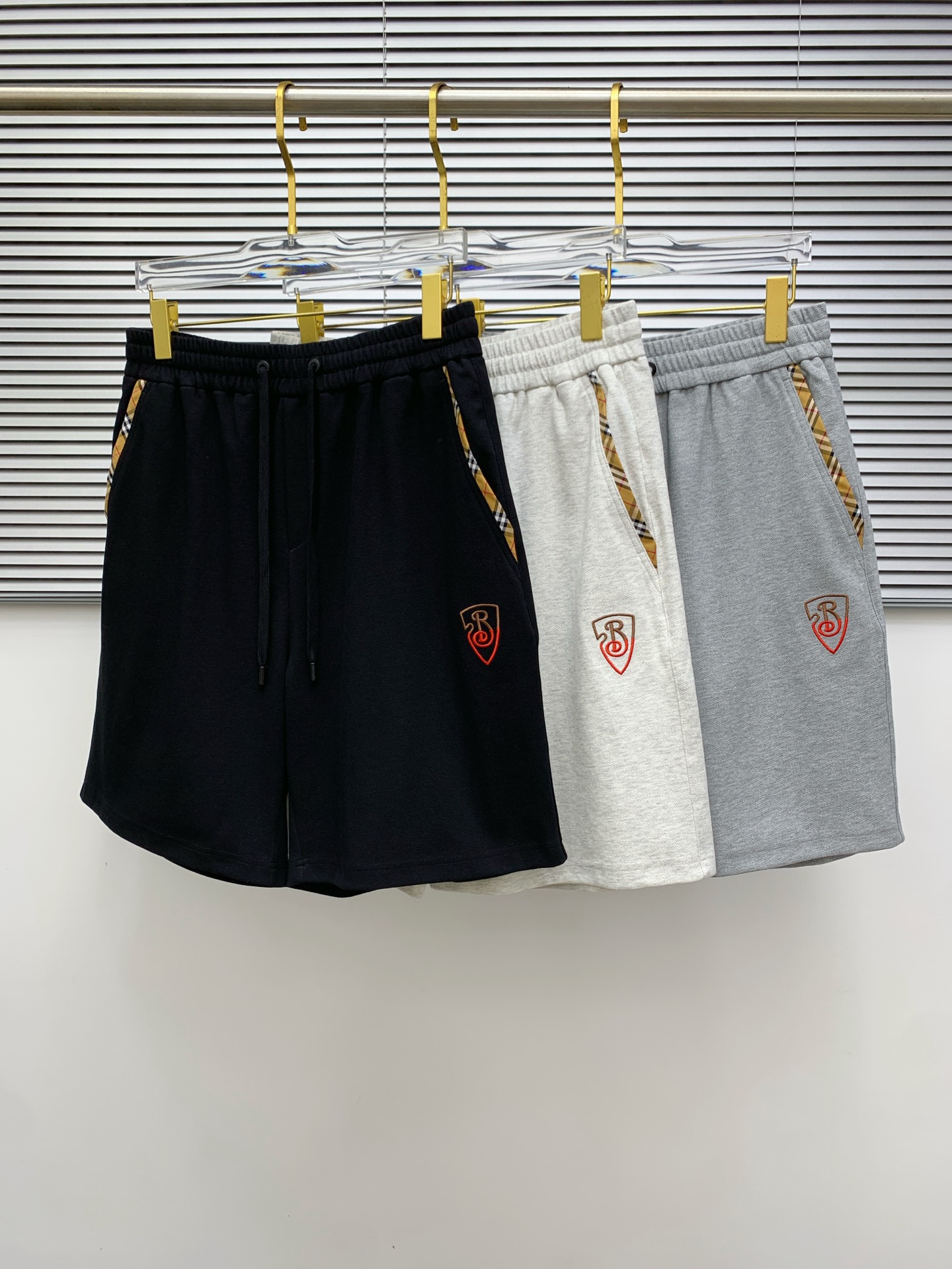 NO:473893,Burberry's new spring and summer 2025 casual shorts!  The official website is released simultaneously. Customized brand classic logo, customized fabric, excellent comfort, strong hand touch. Extremely recognizable, perfect quality craftsmanship. Size M-3Xl, burberry, shorts, alexander wang19860909巴宝莉2025春夏新款休闲短裤！官网同步发售.定制品牌经典LOGO,定制面料,舒适度极好,手触感强烈.辨识度极高,完美品相工艺. 尺码M-3Xl,,burberry,shorts,alexander wang,Men's clothing