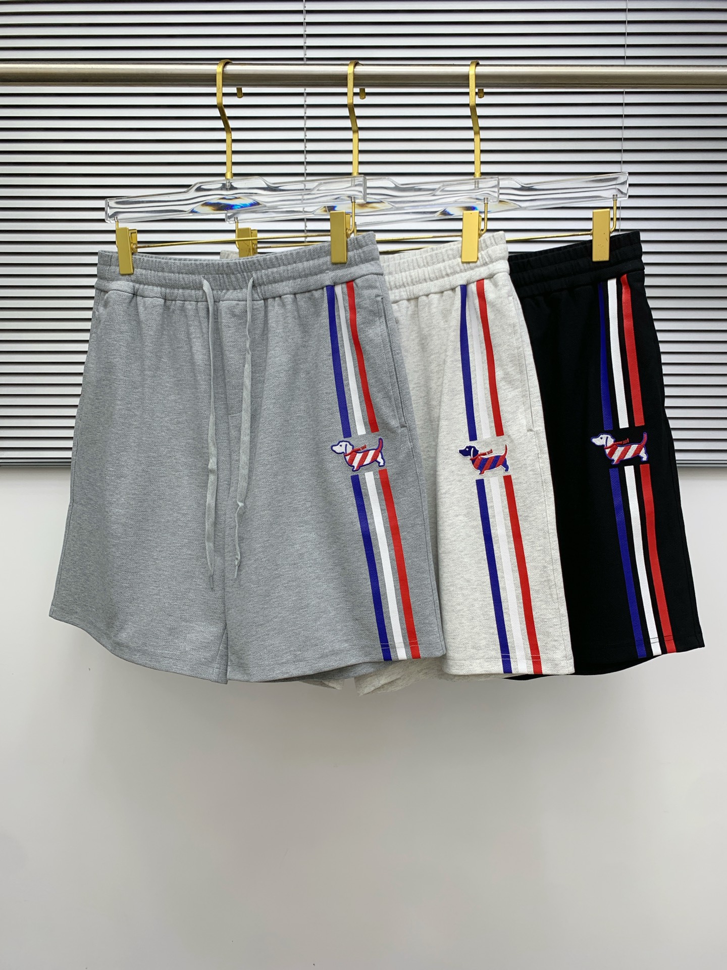 NO:473897,TB 2025 spring and summer new casual shorts!  The official website is released simultaneously. Customized brand classic logo, customized fabric, excellent comfort, strong hand touch. Extremely recognizable, perfect quality craftsmanship. Size M-3Xl, shorts, alexander wang19860909TB 2025春夏新款休闲短裤！官网同步发售.定制品牌经典LOGO,定制面料,舒适度极好,手触感强烈.辨识度极高,完美品相工艺. 尺码M-3Xl,,shorts,alexander wang,Men's clothing