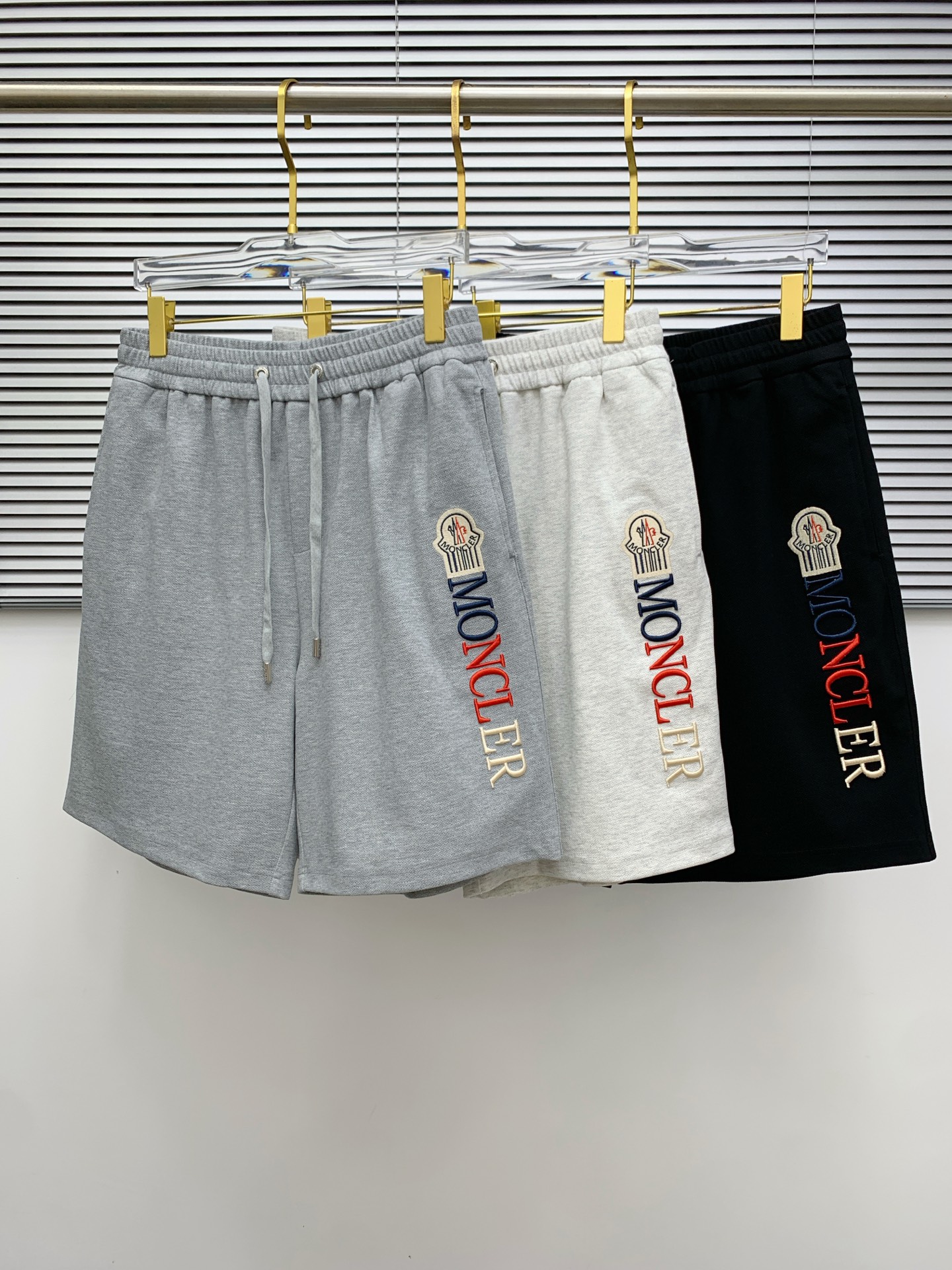 NO:473848,New casual shorts for 2025 spring and summer cover!  The official website is released simultaneously. Customized brand classic logo, customized fabric, excellent comfort, strong hand touch. Extremely recognizable, perfect quality craftsmanship. Size M-3Xl, Moncler, shorts, alexander wang19860909蒙口2025春夏新款休闲短裤！官网同步发售.定制品牌经典LOGO,定制面料,舒适度极好,手触感强烈.辨识度极高,完美品相工艺. 尺码M-3Xl,,Moncler,shorts,alexander wang,Men's clothing