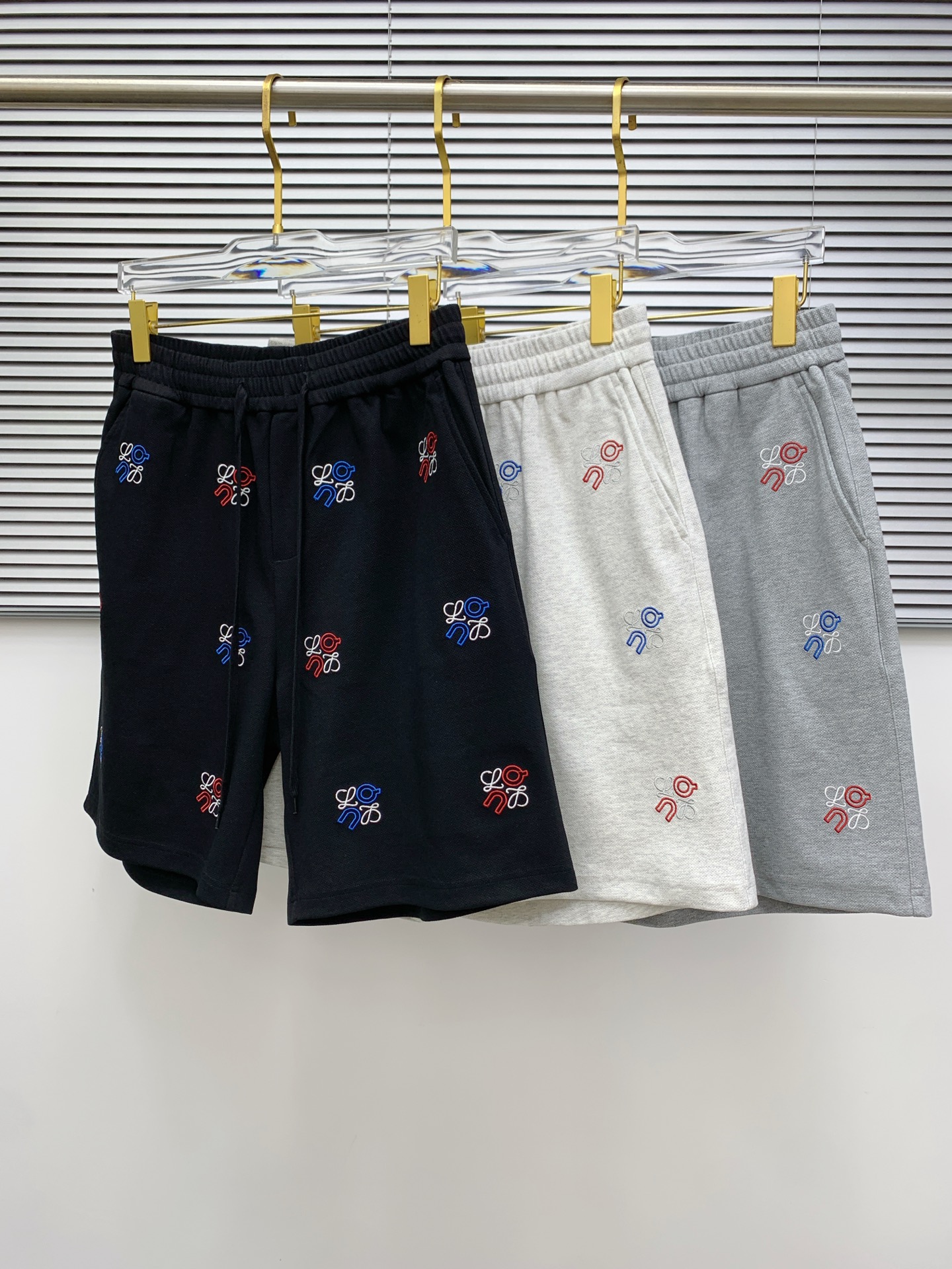 NO:473854,Luo Yiwei's new spring and summer 2025 casual shorts!  The official website is released simultaneously. Customized brand classic logo, customized fabric, excellent comfort, strong hand touch. Extremely recognizable, perfect quality craftsmanship. Size M-3Xl, loewe, shorts, alexander wang19860909罗意威2025春夏新款休闲短裤！官网同步发售.定制品牌经典LOGO,定制面料,舒适度极好,手触感强烈.辨识度极高,完美品相工艺. 尺码M-3Xl,,loewe,shorts,alexander wang,Men's clothing