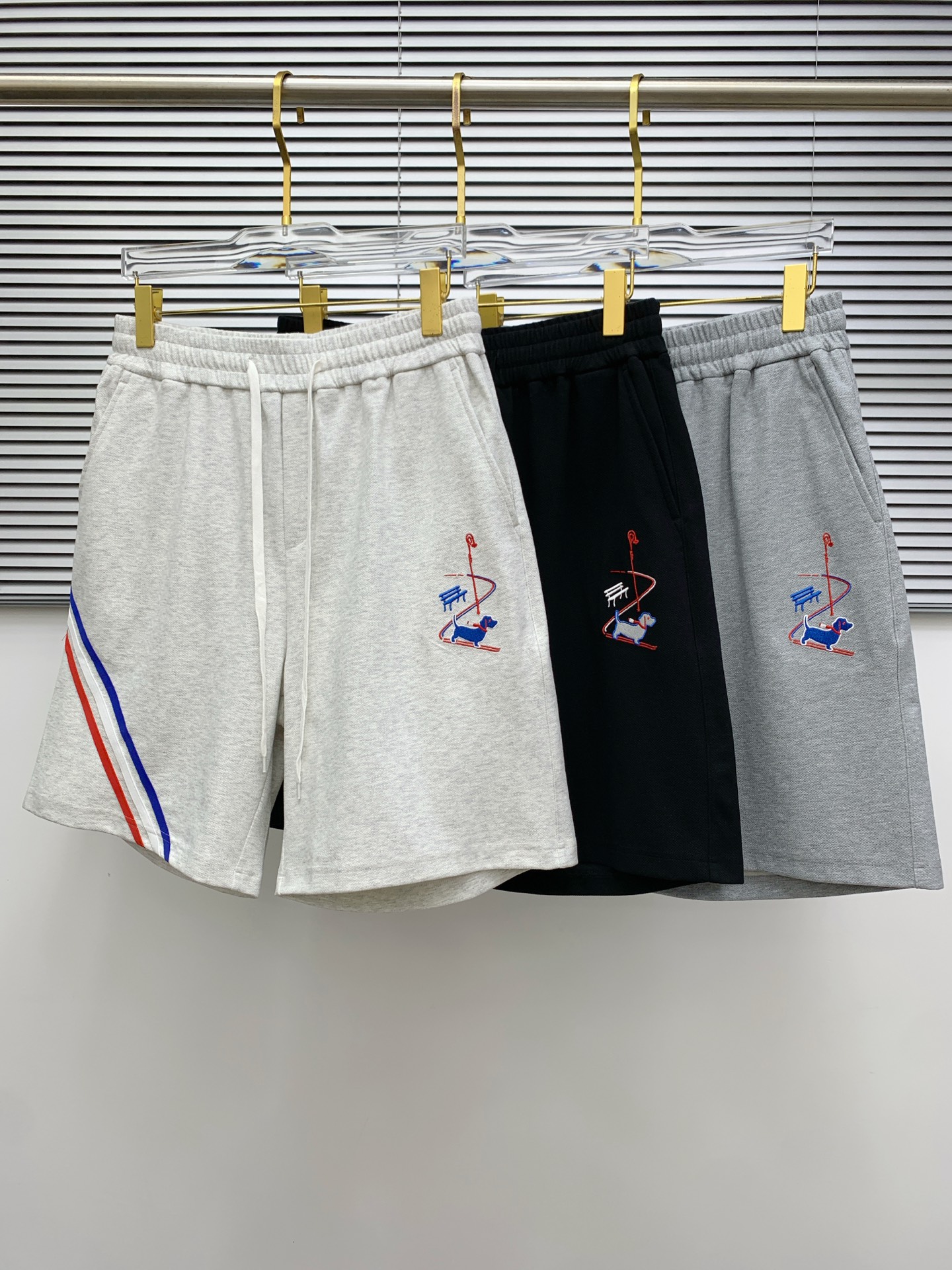 NO:473860,TB 2025 spring and summer new casual shorts!  The official website is released simultaneously. Customized brand classic logo, customized fabric, excellent comfort, strong hand touch. Extremely recognizable, perfect quality craftsmanship. Size M-3Xl, shorts, alexander wang19860909TB 2025春夏新款休闲短裤！官网同步发售.定制品牌经典LOGO,定制面料,舒适度极好,手触感强烈.辨识度极高,完美品相工艺. 尺码M-3Xl,,shorts,alexander wang,Men's clothing