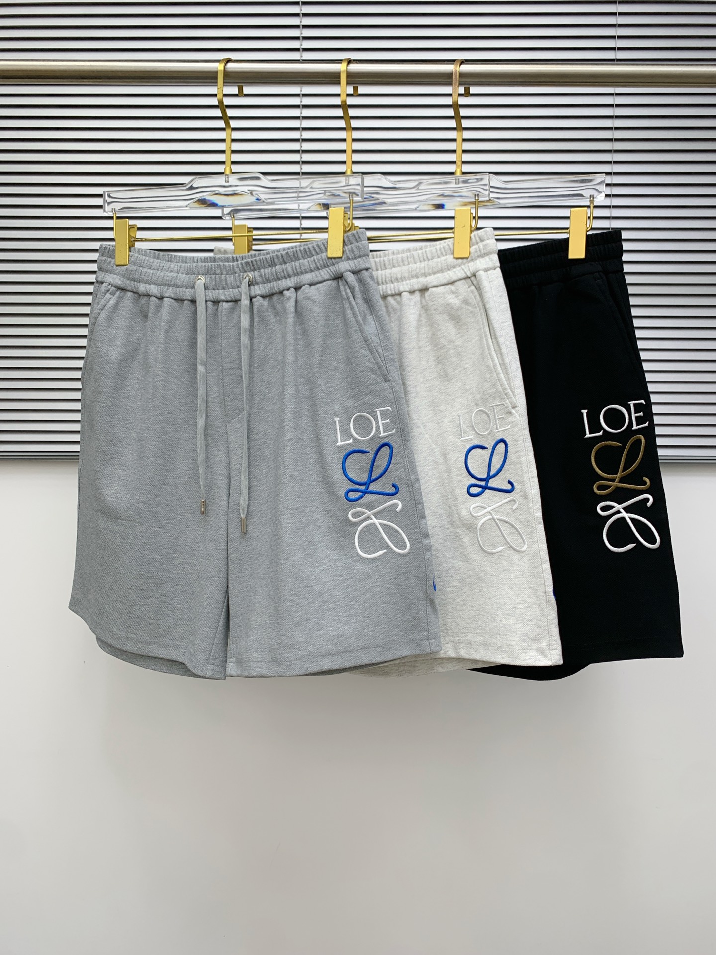 NO:473866,Luo Yiwei's new spring and summer 2025 casual shorts!  The official website is released simultaneously. Customized brand classic logo, customized fabric, excellent comfort, strong hand touch. Extremely recognizable, perfect quality craftsmanship. Size M-3Xl, loewe, shorts, alexander wang19860909罗意威2025春夏新款休闲短裤！官网同步发售.定制品牌经典LOGO,定制面料,舒适度极好,手触感强烈.辨识度极高,完美品相工艺. 尺码M-3Xl,,loewe,shorts,alexander wang,Men's clothing