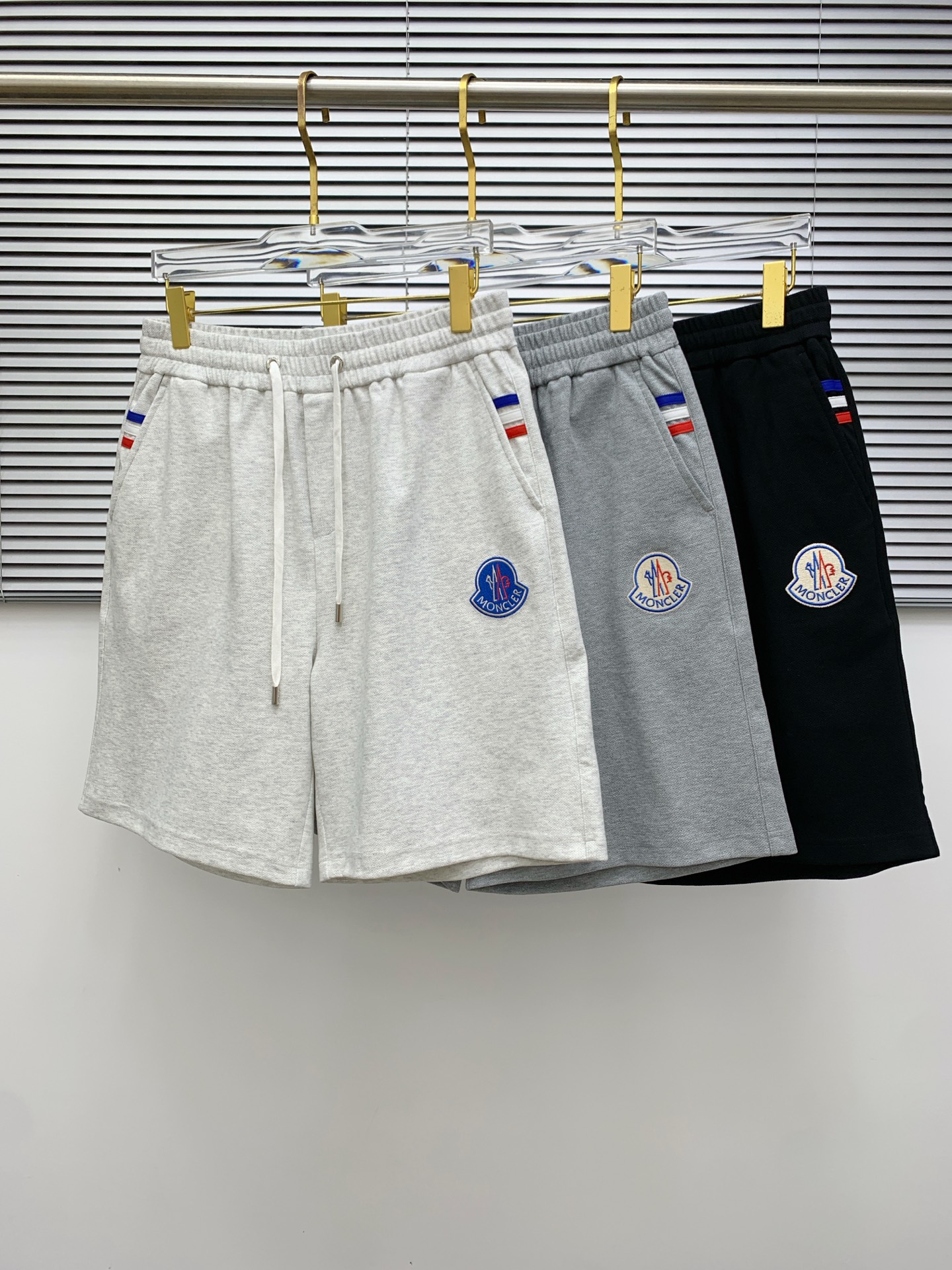 NO:473872,New casual shorts for 2025 spring and summer cover!  The official website is released simultaneously. Customized brand classic logo, customized fabric, excellent comfort, strong hand touch. Extremely recognizable, perfect quality craftsmanship. Size M-3Xl, Moncler, shorts, alexander wang19860909蒙口2025春夏新款休闲短裤！官网同步发售.定制品牌经典LOGO,定制面料,舒适度极好,手触感强烈.辨识度极高,完美品相工艺. 尺码M-3Xl,,Moncler,shorts,alexander wang,Men's clothing