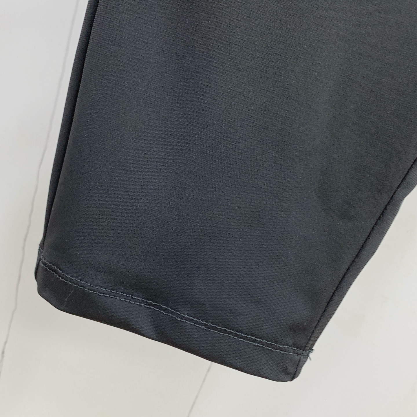 P普拉达春夏25ss休闲裤金典再次出现，原单订制高品质时尚休闲裤。超级百搭款。独家定制面料，挺阔有型，贴
