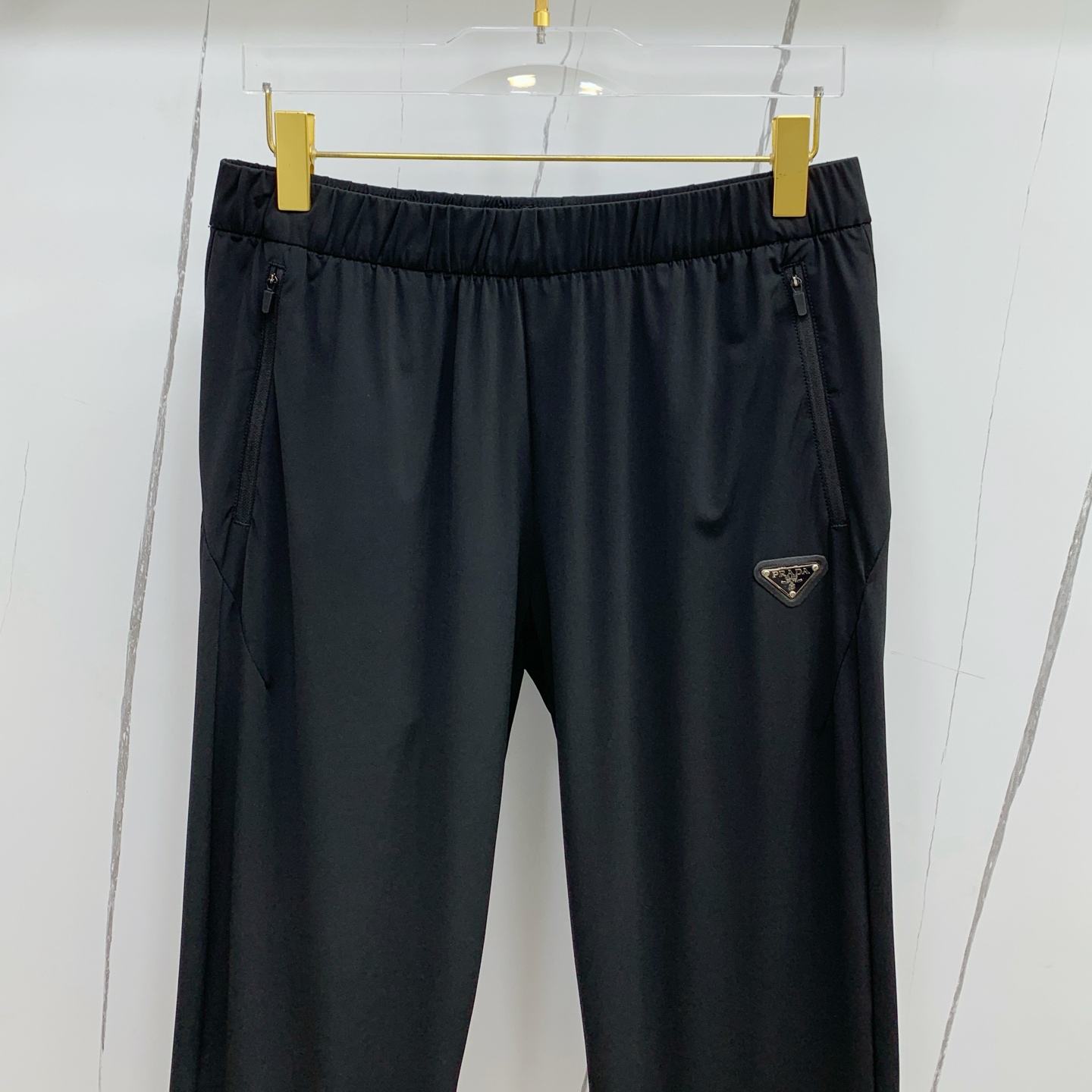 P普拉达春夏25ss休闲裤金典再次出现，原单订制高品质时尚休闲裤。超级百搭款。独家定制面料，挺阔有型，贴