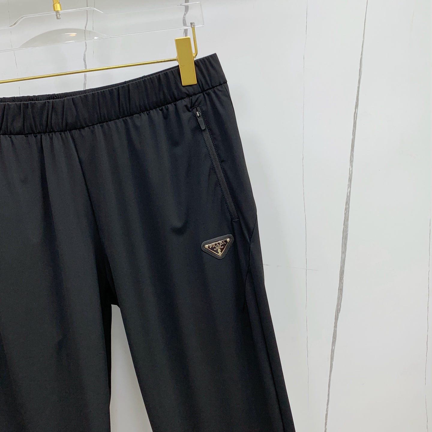 P普拉达春夏25ss休闲裤金典再次出现，原单订制高品质时尚休闲裤。超级百搭款。独家定制面料，挺阔有型，贴