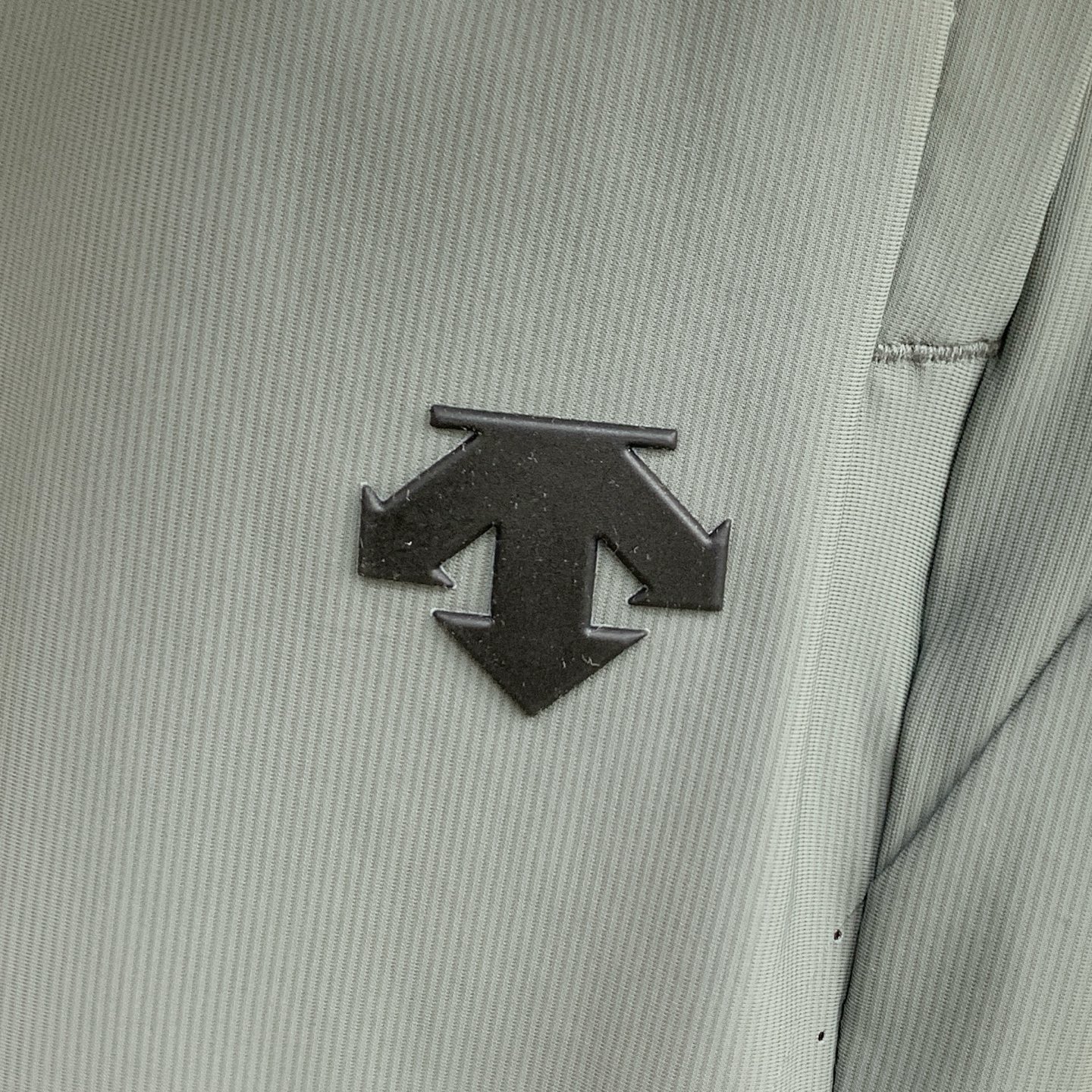 P迪桑特2025春夏新款休闲短裤！官网同步发售。定制品牌经典LOGO，定制面料，舒适度极好，手触感强烈。