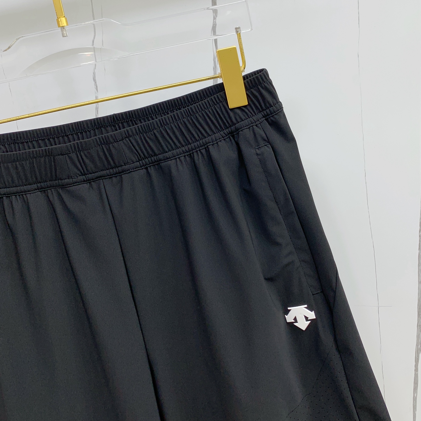 P迪桑特2025春夏新款休闲短裤！官网同步发售。定制品牌经典LOGO，定制面料，舒适度极好，手触感强烈。