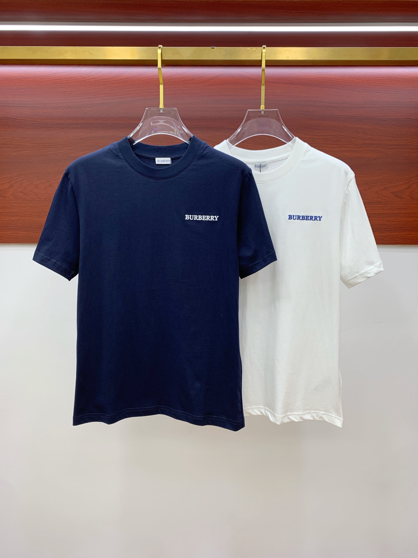 NO:473798,Burberry's new spring and summer 2025 short-sleeved T-shirt for men and women, the latest model is exclusively available on the entire network!  !  ~ It is classic and fashionable and versatile, who doesn’t like it? It will show the classic again. It is very pleasing to the eye and comes with a low luxury halo and recognition!  The traditional brand concept and modern advanced technology are perfectly combined. Coupled with the extremely modern and simple design, the exclusive logo pattern towel embroidery design!  Customized 100% imported pure cotton fabric!  The texture of this model is quite touching, the specifications and grades are known with tentacles. The degree of delicateness and breathability are top-notch!  Size M-3XL, Burberry, T-shirt,tees, t-shirt,alexander wang19860909巴宝莉2025春夏新款男女同款短袖T恤,最新款全网独家首上！！~既经典有时尚百搭,谁不爱啊,将经典再次展现,非常的耐看,自带低奢光环与辨识度！传统的品牌理念和现代化的先进技术进行了完美结合.加上极其现代摩登风范的简约设计,专属logo图案毛巾绣设计！定制百分百进口纯棉面料！此款的质感相当感人 触手便知规格档次 细腻程度与透气效果堪称顶级！尺码M-3XL,,burberry,T-shirt,tees，t-shirt,alexander wang,Men's clothing