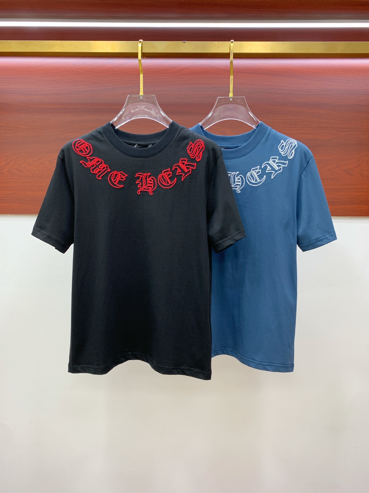 NO:473747,Croxin's new spring and summer 2025 short-sleeved T-shirt for men and women, the latest model is exclusively available on the entire network!  !  ~ It is classic and fashionable and versatile, who doesn’t like it? It will show the classic again. It is very pleasing to the eye and comes with a low luxury halo and recognition!  The traditional brand concept and modern advanced technology are perfectly combined. Coupled with the extremely modern and simple design, the exclusive logo pattern towel embroidery design!  Customized 100% imported pure cotton fabric!  The texture of this model is quite touching, the specifications and grades are known with tentacles. The degree of delicateness and breathability are top-notch!  Size M-3XL, chrome hearts, T-shirt,tees, t-shirt,alexander wang19860909克罗心2025春夏新款男女同款短袖T恤,最新款全网独家首上！！~既经典有时尚百搭,谁不爱啊,将经典再次展现,非常的耐看,自带低奢光环与辨识度！传统的品牌理念和现代化的先进技术进行了完美结合.加上极其现代摩登风范的简约设计,专属logo图案毛巾绣设计！定制百分百进口纯棉面料！此款的质感相当感人 触手便知规格档次 细腻程度与透气效果堪称顶级！尺码M-3XL,,chrome hearts,T-shirt,tees，t-shirt,alexander wang,Men's clothing