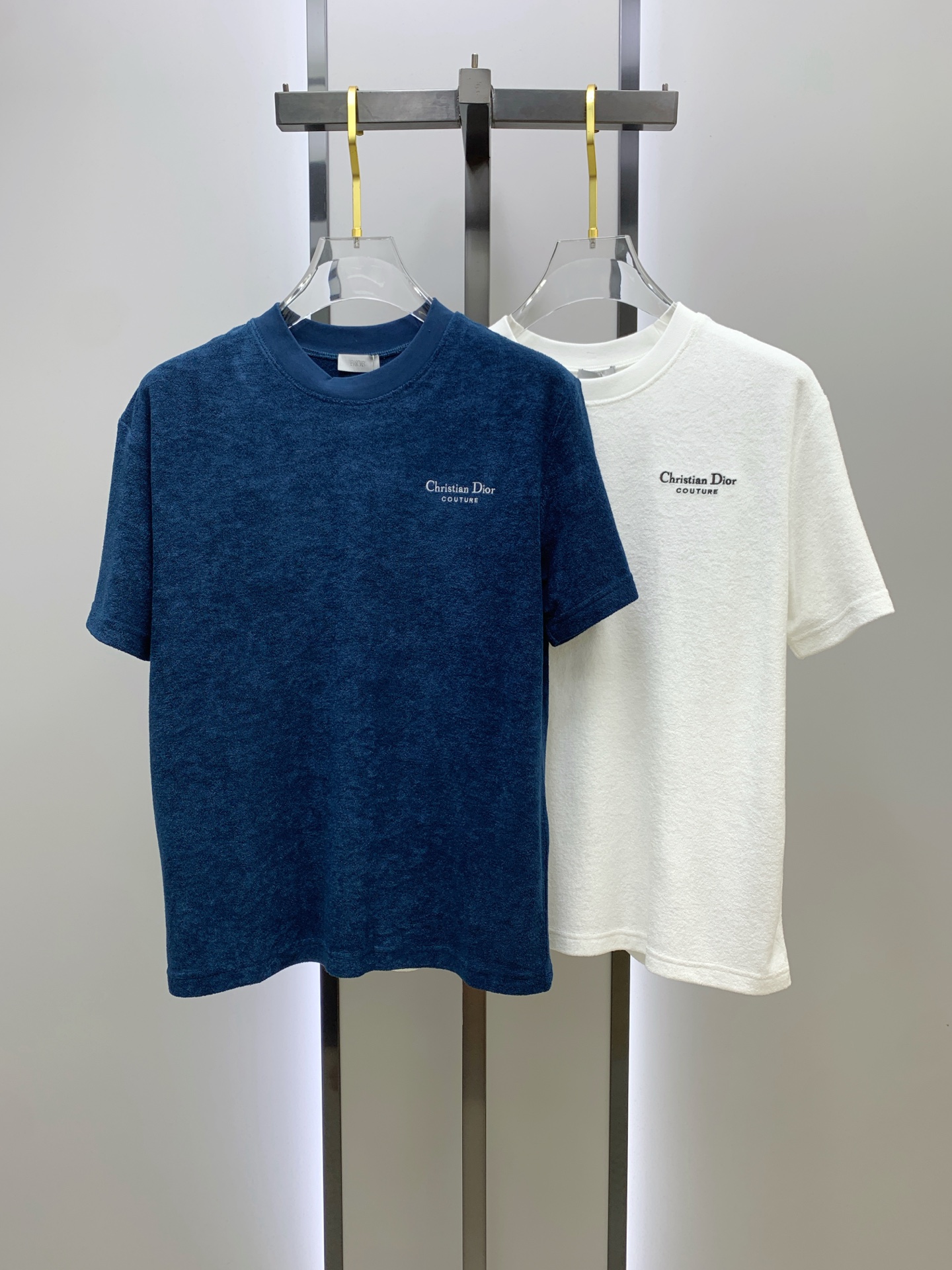 NO:462027,Dior's new short-sleeved T-shirt for men and women in spring and summer, the latest model is exclusively available on the entire network!  !  ~ It is classic and fashionable and versatile, who doesn’t like it? It will show the classic again. It is very pleasing to the eye and comes with a low luxury halo and recognition!  The traditional brand concept and modern advanced technology are perfectly combined. Coupled with the extremely modern and simple design, the exclusive logo pattern towel embroidery design!  Customized 100% imported pure cotton fabric!  The texture of this model is quite touching, the specifications and grades are known with tentacles. The degree of delicateness and breathability are top-notch!  Size M-3XL, Dior, T-shirt,tees, t-shirt,alexander wang19860909迪奥2025春夏新款男女同款短袖T恤,最新款全网独家首上！！~既经典有时尚百搭,谁不爱啊,将经典再次展现,非常的耐看,自带低奢光环与辨识度！传统的品牌理念和现代化的先进技术进行了完美结合.加上极其现代摩登风范的简约设计,专属logo图案毛巾绣设计！定制百分百进口纯棉面料！此款的质感相当感人 触手便知规格档次 细腻程度与透气效果堪称顶级！尺码M-3XL,,dior,T-shirt,tees，t-shirt,alexander wang,Men's clothing