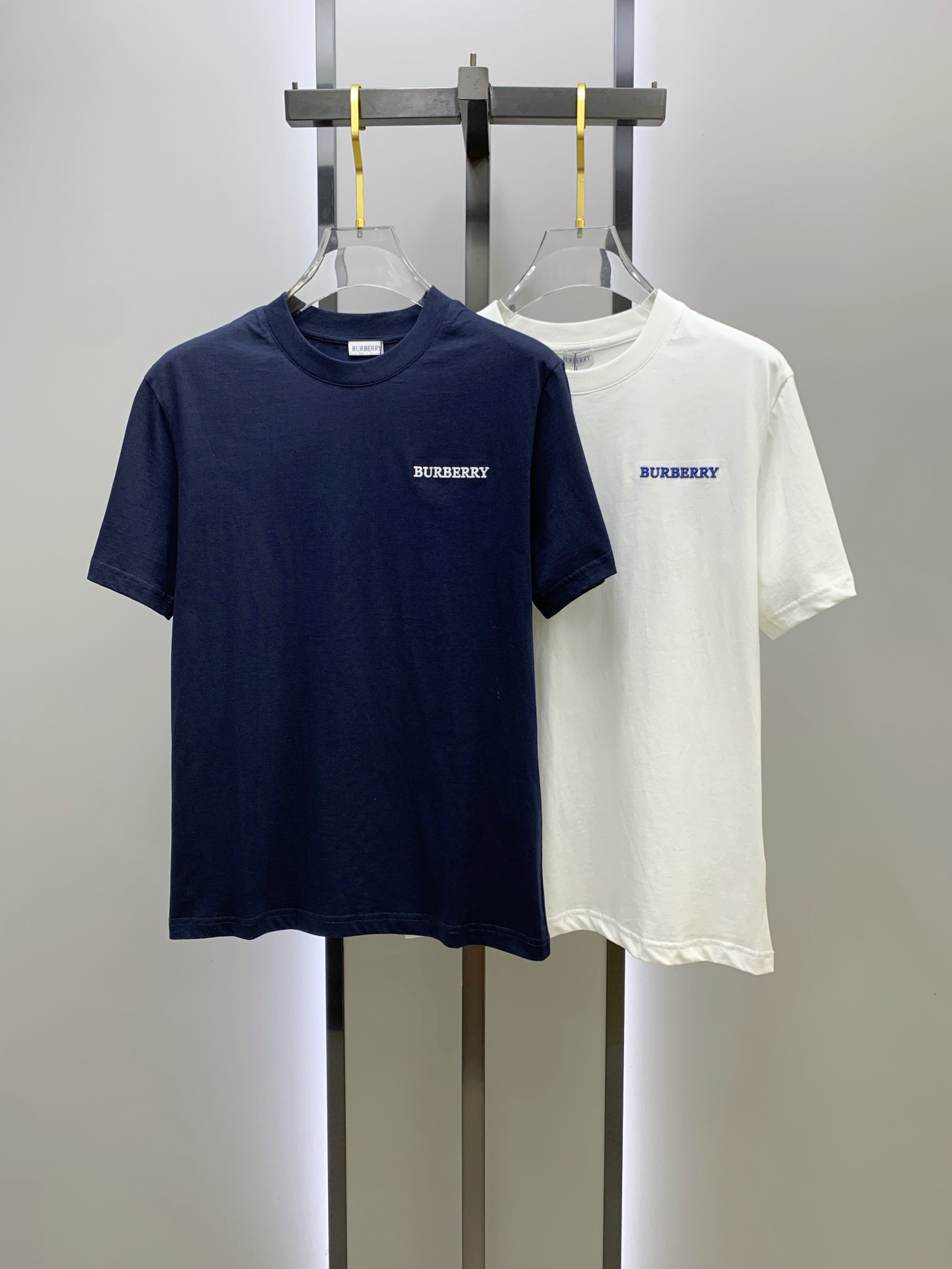 NO:462035,Burberry's new spring and summer 2025 short-sleeved T-shirt for men and women, the latest model is exclusively available on the entire network!  !  ~ It is classic and fashionable and versatile, who doesn’t like it? It will show the classic again. It is very pleasing to the eye and comes with a low luxury halo and recognition!  The traditional brand concept and modern advanced technology are perfectly combined. Coupled with the extremely modern and simple design, the exclusive logo pattern towel embroidery design!  Customized 100% imported pure cotton fabric!  The texture of this model is quite touching, the specifications and grades are known with tentacles. The degree of delicateness and breathability are top-notch!  Size M-3XL, Burberry, T-shirt,tees, t-shirt,alexander wang19860909巴宝莉2025春夏新款男女同款短袖T恤,最新款全网独家首上！！~既经典有时尚百搭,谁不爱啊,将经典再次展现,非常的耐看,自带低奢光环与辨识度！传统的品牌理念和现代化的先进技术进行了完美结合.加上极其现代摩登风范的简约设计,专属logo图案毛巾绣设计！定制百分百进口纯棉面料！此款的质感相当感人 触手便知规格档次 细腻程度与透气效果堪称顶级！尺码M-3XL,,burberry,T-shirt,tees，t-shirt,alexander wang,Men's clothing